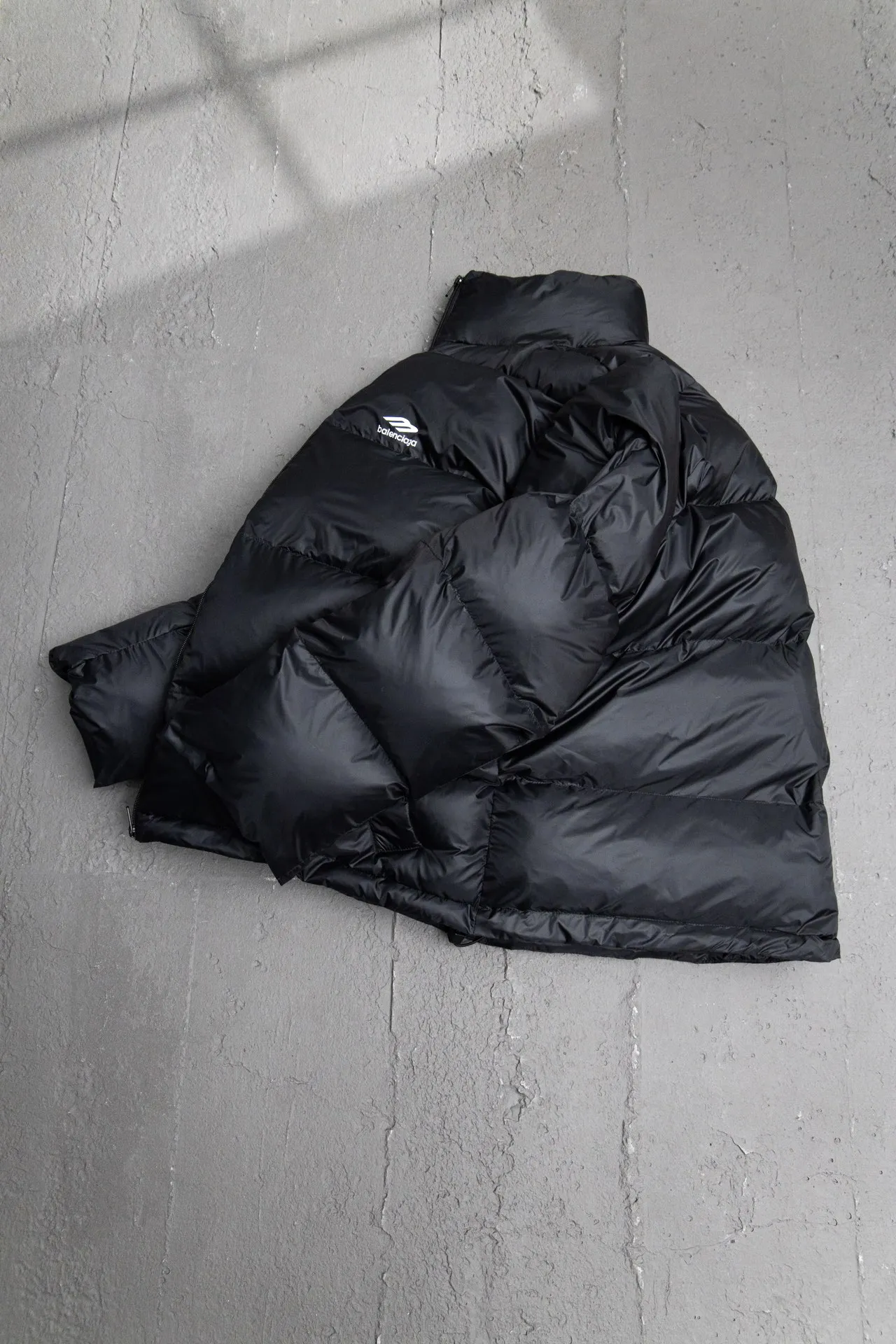 💰780 [Highest version] Balenciaga / Balenciaga BLCG 24FW 3B laser logo ski down jacket Correct version The surface fabric is made of customized high-density shiny nylon fabric. The fabric has a level 4 water-repellent coating process. The inner part is made of customized high-density cloud-like nylon fabric. The inner part is made of double-layer 330 gallbladder. Filled with 500 grams of Xinjiang pearl particle cotton. Waist drawstring waist design. Flexible temperature locking. Imported environmentally friendly laser reflective thermal transfer printing technology. The front panel adopts a diagonal pocket design. It is equipped with zipper opening and closing. Internal zipper pocket design. The hem adopts elastic rope stopper storage design. Open the mold to customize the hardware zipper. Open the mold to customize the original air eye. Open the mold to customize the original logo sugar cube rope stopper. Original main mark and washable tag brand packaging. Color: black/white. Size: 46/48/50/52. Size chart: Clothes length. Bust Shoulder Width Sleeve Length 46: 72 138 58 66 48: 74 142 59 67 50: 76 146 60 68 52: 78 150 61 69 Note: There is a difference of 1~2CM due to manual measurement