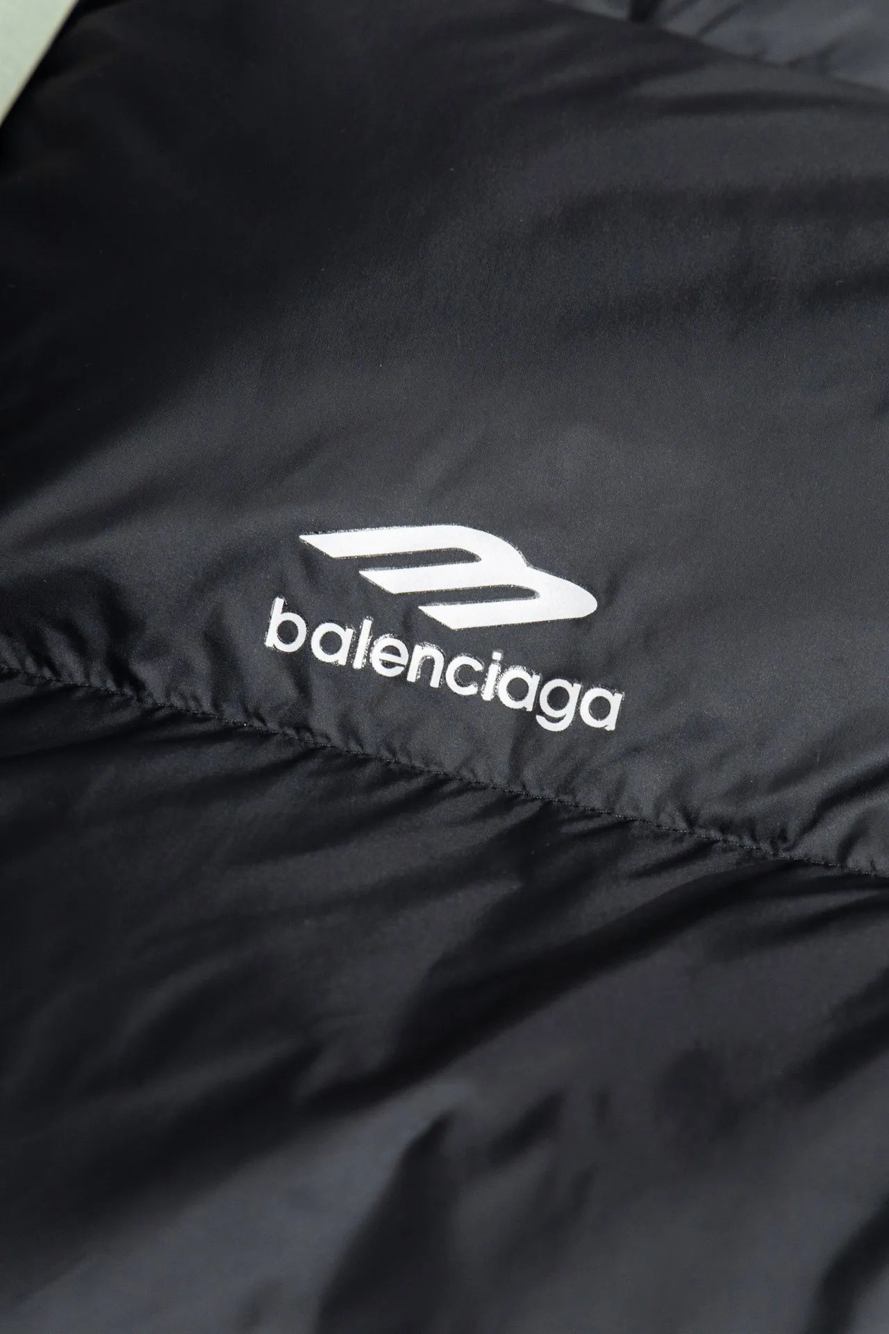 💰780 [Highest version] Balenciaga / Balenciaga BLCG 24FW 3B laser logo ski down jacket Correct version The surface fabric is made of customized high-density shiny nylon fabric. The fabric has a level 4 water-repellent coating process. The inner part is made of customized high-density cloud-like nylon fabric. The inner part is made of double-layer 330 gallbladder. Filled with 500 grams of Xinjiang pearl particle cotton. Waist drawstring waist design. Flexible temperature locking. Imported environmentally friendly laser reflective thermal transfer printing technology. The front panel adopts a diagonal pocket design. It is equipped with zipper opening and closing. Internal zipper pocket design. The hem adopts elastic rope stopper storage design. Open the mold to customize the hardware zipper. Open the mold to customize the original air eye. Open the mold to customize the original logo sugar cube rope stopper. Original main mark and washable tag brand packaging. Color: black/white. Size: 46/48/50/52. Size chart: Clothes length. Bust Shoulder Width Sleeve Length 46: 72 138 58 66 48: 74 142 59 67 50: 76 146 60 68 52: 78 150 61 69 Note: There is a difference of 1~2CM due to manual measurement