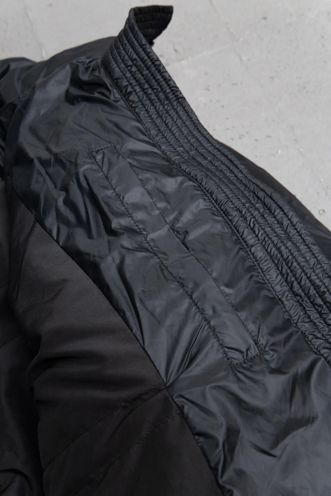 💰780 [Highest version] Balenciaga / Balenciaga BLCG 24FW 3B laser logo ski down jacket Correct version The surface fabric is made of customized high-density shiny nylon fabric. The fabric has a level 4 water-repellent coating process. The inner part is made of customized high-density cloud-like nylon fabric. The inner part is made of double-layer 330 gallbladder. Filled with 500 grams of Xinjiang pearl particle cotton. Waist drawstring waist design. Flexible temperature locking. Imported environmentally friendly laser reflective thermal transfer printing technology. The front panel adopts a diagonal pocket design. It is equipped with zipper opening and closing. Internal zipper pocket design. The hem adopts elastic rope stopper storage design. Open the mold to customize the hardware zipper. Open the mold to customize the original air eye. Open the mold to customize the original logo sugar cube rope stopper. Original main mark and washable tag brand packaging. Color: black/white. Size: 46/48/50/52. Size chart: Clothes length. Bust Shoulder Width Sleeve Length 46: 72 138 58 66 48: 74 142 59 67 50: 76 146 60 68 52: 78 150 61 69 Note: There is a difference of 1~2CM due to manual measurement