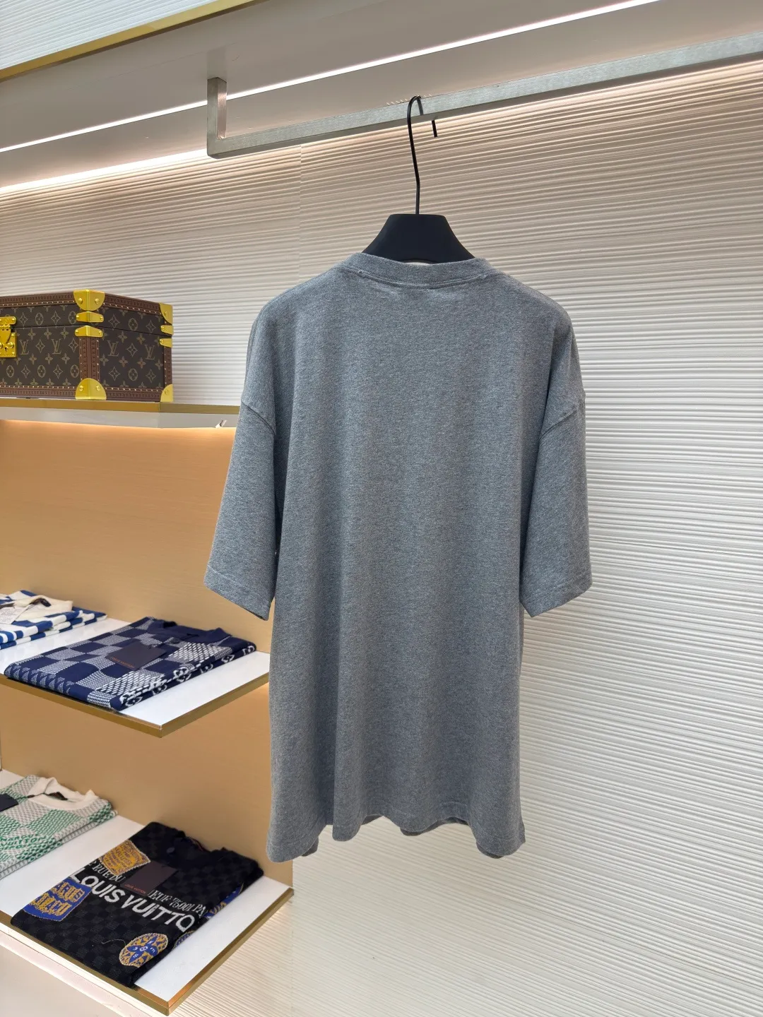 Balenciaga luxury letter patch round neck short sleeves ●Authentic product: purchased and developed by 6779 ●Item number: 1680258-A05 ●Fabric: plain knitted fabric ●Technology: patch embroidery production ●Version: loose version ●Weight: about 260 grams ●Size: Thread, 270g. 24S fabric is a medium-to-thick yarn, suitable for creating thick, crisp fabrics with a slightly rough texture, which is in line with the "natural and original" effect pursued by retro style. The texture is soft, breathable and elastic, suitable for close-fitting wear and able to create a simple and smooth silhouette. The loose silhouette design details with a retro feel are reflected through old textures, faded processing, and classic tailoring. Work embroidery and appliqué are a clothing technology that forms three-dimensional decorative patterns by sewing cut fabrics onto fabrics. It is both practical and artistic, and uses the superposition of different fabrics to create a sense of hierarchy. Laser cutting technology uses high-power density laser beams to irradiate the surface of the material to be cut to achieve cutting processing technology. The overall wiring is straight and delicate, the fabric is comfortable and soft, and the color is consistent without color difference. It can be matched with the same style to create a fashionable look and control various occasions. Customized accessories, complete with three standards, same style for men and women!