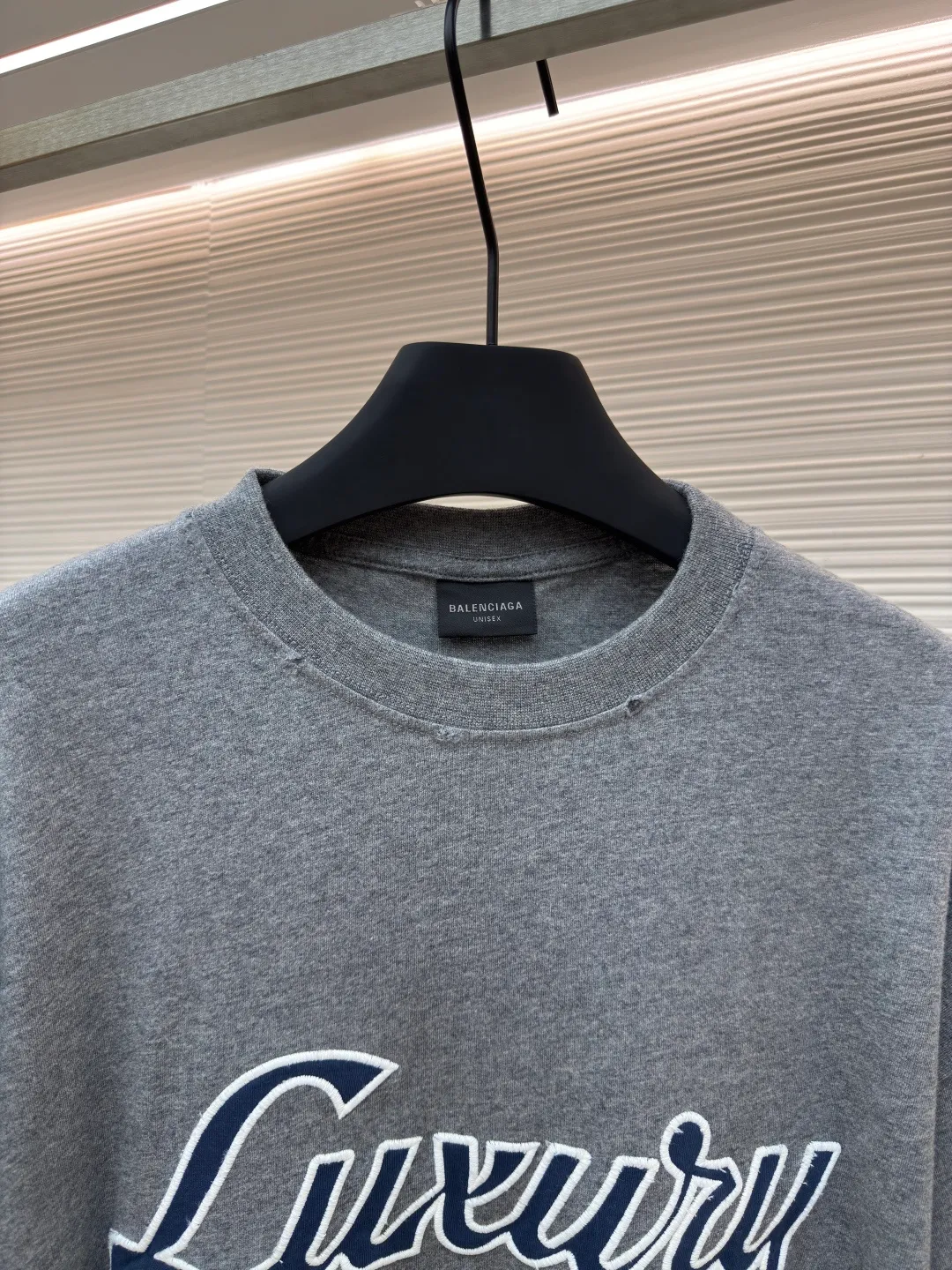 Balenciaga luxury letter patch round neck short sleeves ●Authentic product: purchased and developed by 6779 ●Item number: 1680258-A05 ●Fabric: plain knitted fabric ●Technology: patch embroidery production ●Version: loose version ●Weight: about 260 grams ●Size: Thread, 270g. 24S fabric is a medium-to-thick yarn, suitable for creating thick, crisp fabrics with a slightly rough texture, which is in line with the "natural and original" effect pursued by retro style. The texture is soft, breathable and elastic, suitable for close-fitting wear and able to create a simple and smooth silhouette. The loose silhouette design details with a retro feel are reflected through old textures, faded processing, and classic tailoring. Work embroidery and appliqué are a clothing technology that forms three-dimensional decorative patterns by sewing cut fabrics onto fabrics. It is both practical and artistic, and uses the superposition of different fabrics to create a sense of hierarchy. Laser cutting technology uses high-power density laser beams to irradiate the surface of the material to be cut to achieve cutting processing technology. The overall wiring is straight and delicate, the fabric is comfortable and soft, and the color is consistent without color difference. It can be matched with the same style to create a fashionable look and control various occasions. Customized accessories, complete with three standards, same style for men and women!