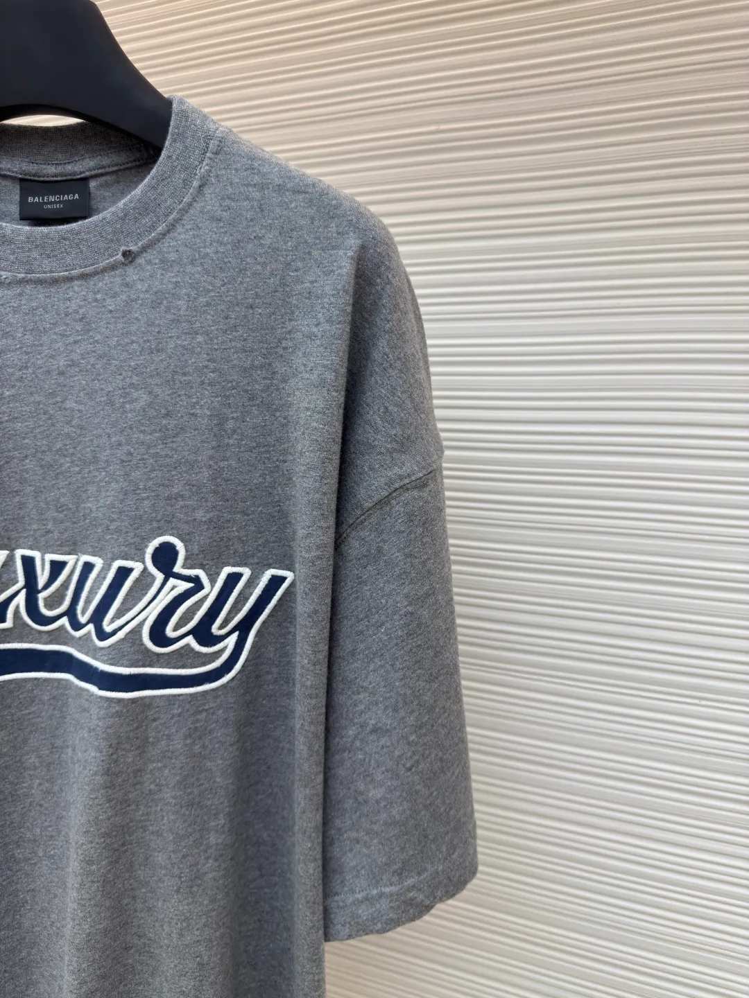 Balenciaga luxury letter patch round neck short sleeves ●Authentic product: purchased and developed by 6779 ●Item number: 1680258-A05 ●Fabric: plain knitted fabric ●Technology: patch embroidery production ●Version: loose version ●Weight: about 260 grams ●Size: Thread, 270g. 24S fabric is a medium-to-thick yarn, suitable for creating thick, crisp fabrics with a slightly rough texture, which is in line with the "natural and original" effect pursued by retro style. The texture is soft, breathable and elastic, suitable for close-fitting wear and able to create a simple and smooth silhouette. The loose silhouette design details with a retro feel are reflected through old textures, faded processing, and classic tailoring. Work embroidery and appliqué are a clothing technology that forms three-dimensional decorative patterns by sewing cut fabrics onto fabrics. It is both practical and artistic, and uses the superposition of different fabrics to create a sense of hierarchy. Laser cutting technology uses high-power density laser beams to irradiate the surface of the material to be cut to achieve cutting processing technology. The overall wiring is straight and delicate, the fabric is comfortable and soft, and the color is consistent without color difference. It can be matched with the same style to create a fashionable look and control various occasions. Customized accessories, complete with three standards, same style for men and women!