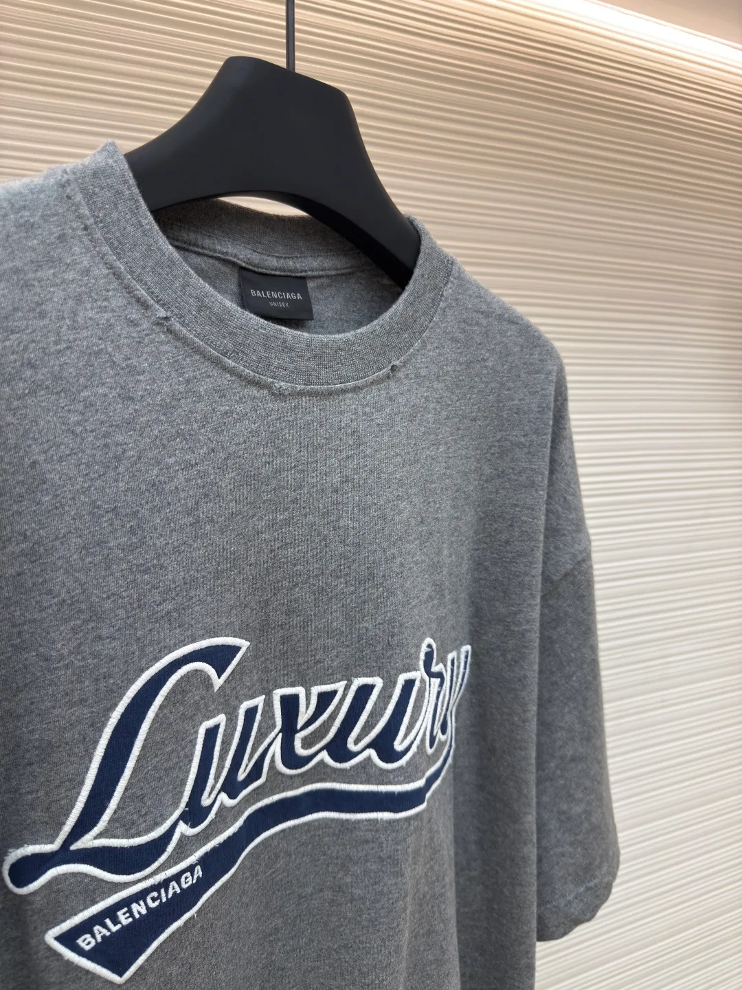 Balenciaga luxury letter patch round neck short sleeves ●Authentic product: purchased and developed by 6779 ●Item number: 1680258-A05 ●Fabric: plain knitted fabric ●Technology: patch embroidery production ●Version: loose version ●Weight: about 260 grams ●Size: Thread, 270g. 24S fabric is a medium-to-thick yarn, suitable for creating thick, crisp fabrics with a slightly rough texture, which is in line with the "natural and original" effect pursued by retro style. The texture is soft, breathable and elastic, suitable for close-fitting wear and able to create a simple and smooth silhouette. The loose silhouette design details with a retro feel are reflected through old textures, faded processing, and classic tailoring. Work embroidery and appliqué are a clothing technology that forms three-dimensional decorative patterns by sewing cut fabrics onto fabrics. It is both practical and artistic, and uses the superposition of different fabrics to create a sense of hierarchy. Laser cutting technology uses high-power density laser beams to irradiate the surface of the material to be cut to achieve cutting processing technology. The overall wiring is straight and delicate, the fabric is comfortable and soft, and the color is consistent without color difference. It can be matched with the same style to create a fashionable look and control various occasions. Customized accessories, complete with three standards, same style for men and women!