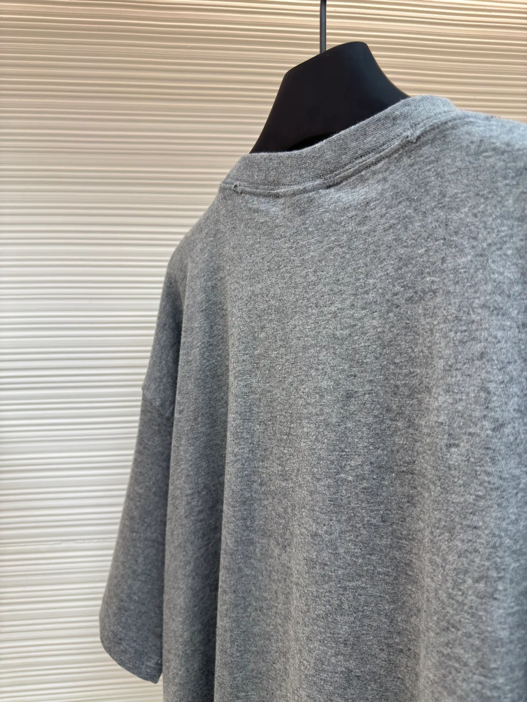 Balenciaga luxury letter patch round neck short sleeves ●Authentic product: purchased and developed by 6779 ●Item number: 1680258-A05 ●Fabric: plain knitted fabric ●Technology: patch embroidery production ●Version: loose version ●Weight: about 260 grams ●Size: Thread, 270g. 24S fabric is a medium-to-thick yarn, suitable for creating thick, crisp fabrics with a slightly rough texture, which is in line with the "natural and original" effect pursued by retro style. The texture is soft, breathable and elastic, suitable for close-fitting wear and able to create a simple and smooth silhouette. The loose silhouette design details with a retro feel are reflected through old textures, faded processing, and classic tailoring. Work embroidery and appliqué are a clothing technology that forms three-dimensional decorative patterns by sewing cut fabrics onto fabrics. It is both practical and artistic, and uses the superposition of different fabrics to create a sense of hierarchy. Laser cutting technology uses high-power density laser beams to irradiate the surface of the material to be cut to achieve cutting processing technology. The overall wiring is straight and delicate, the fabric is comfortable and soft, and the color is consistent without color difference. It can be matched with the same style to create a fashionable look and control various occasions. Customized accessories, complete with three standards, same style for men and women!