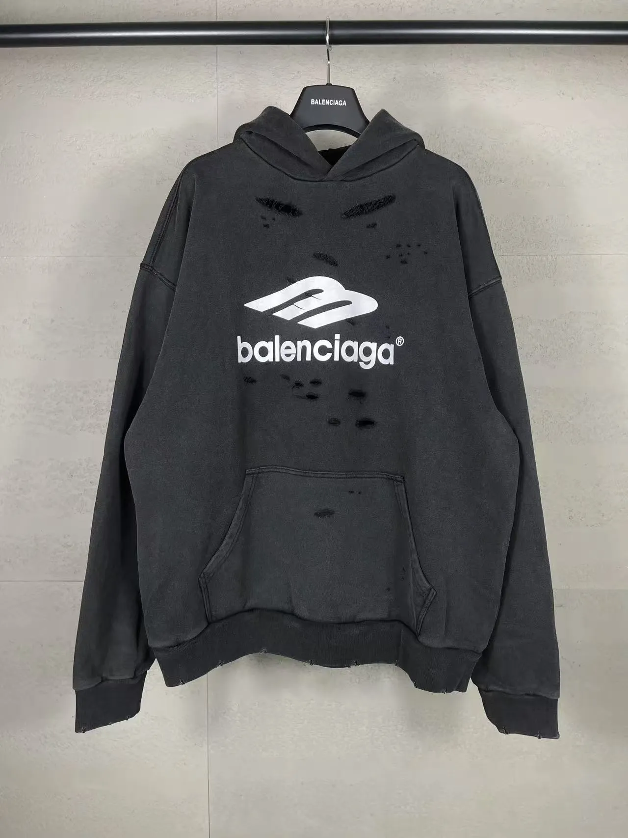 🅿️370 real photos [Top version. Official website quality] BALENCI*GA/Paris BALENCI*GA#25 new style, 3M classic LOGO printed on the chest, washed and worn hooded sweatshirt. Brick cabinet sync. Wash water super heavy process. Welcome to compare. The fabric is made of Paris ZP custom-woven and dyed cotton terry sweatshirt. The weight is 460 grams. The cloth surface is clean. The cloth pattern is clear. It is soft and comfortable. It has good color fastness and is not easy to change color. The threads are woven and dyed with no color difference. The printing uses imported environmentally friendly materials and the letters are three-dimensional. Comparisons welcome. Restore brick cabinet. The version adopts OS loose shoulder style. Same style for men and women. Code: BL258961 Color: Washed black, washed blue Size: XS S M L