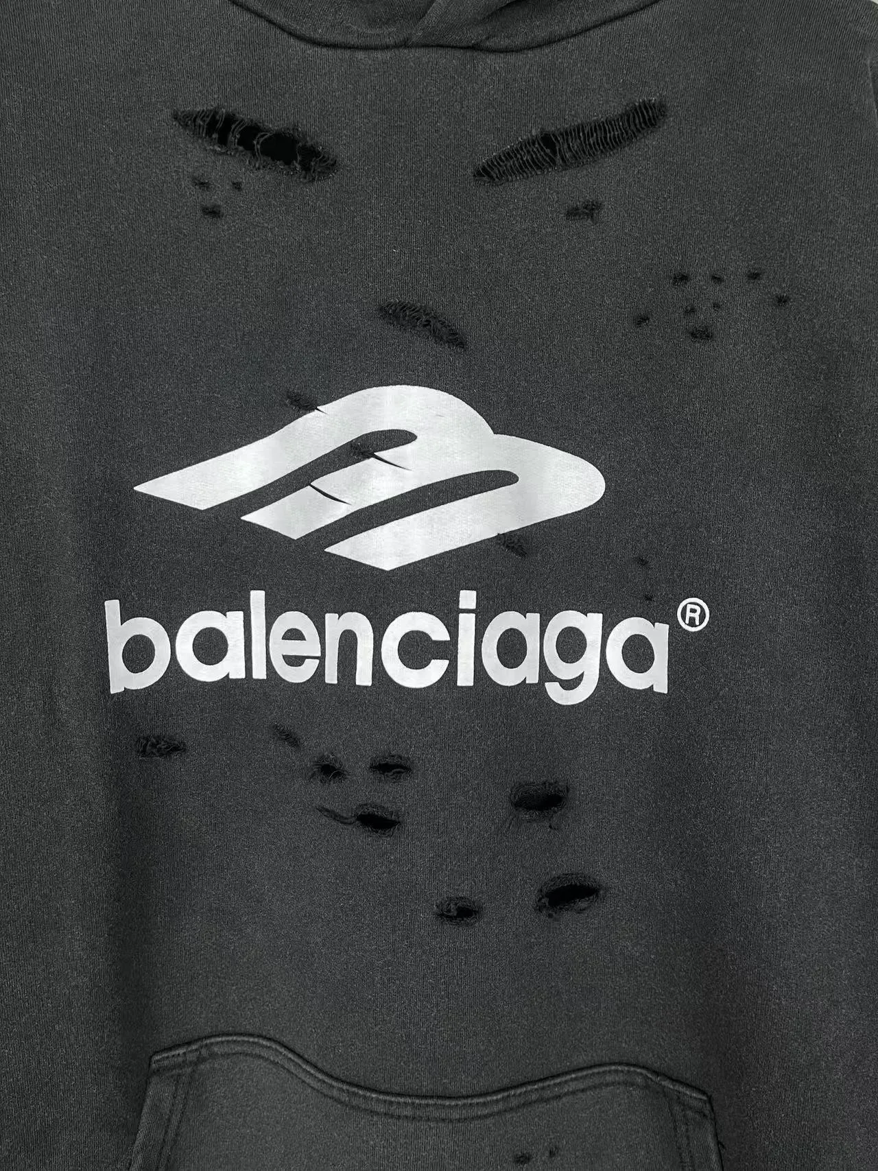 🅿️370 real photos [Top version. Official website quality] BALENCI*GA/Paris BALENCI*GA#25 new style, 3M classic LOGO printed on the chest, washed and worn hooded sweatshirt. Brick cabinet sync. Wash water super heavy process. Welcome to compare. The fabric is made of Paris ZP custom-woven and dyed cotton terry sweatshirt. The weight is 460 grams. The cloth surface is clean. The cloth pattern is clear. It is soft and comfortable. It has good color fastness and is not easy to change color. The threads are woven and dyed with no color difference. The printing uses imported environmentally friendly materials and the letters are three-dimensional. Comparisons welcome. Restore brick cabinet. The version adopts OS loose shoulder style. Same style for men and women. Code: BL258961 Color: Washed black, washed blue Size: XS S M L