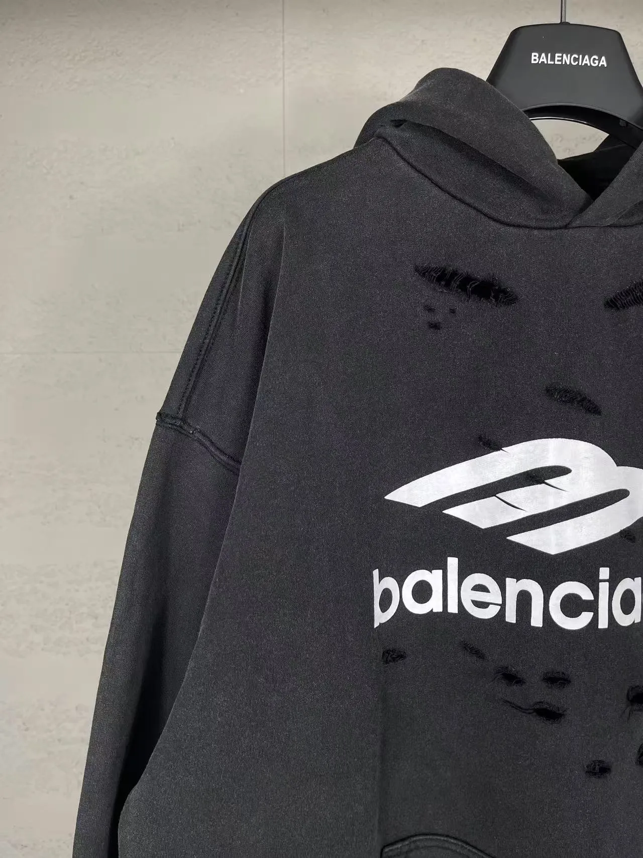 🅿️370 real photos [Top version. Official website quality] BALENCI*GA/Paris BALENCI*GA#25 new style, 3M classic LOGO printed on the chest, washed and worn hooded sweatshirt. Brick cabinet sync. Wash water super heavy process. Welcome to compare. The fabric is made of Paris ZP custom-woven and dyed cotton terry sweatshirt. The weight is 460 grams. The cloth surface is clean. The cloth pattern is clear. It is soft and comfortable. It has good color fastness and is not easy to change color. The threads are woven and dyed with no color difference. The printing uses imported environmentally friendly materials and the letters are three-dimensional. Comparisons welcome. Restore brick cabinet. The version adopts OS loose shoulder style. Same style for men and women. Code: BL258961 Color: Washed black, washed blue Size: XS S M L