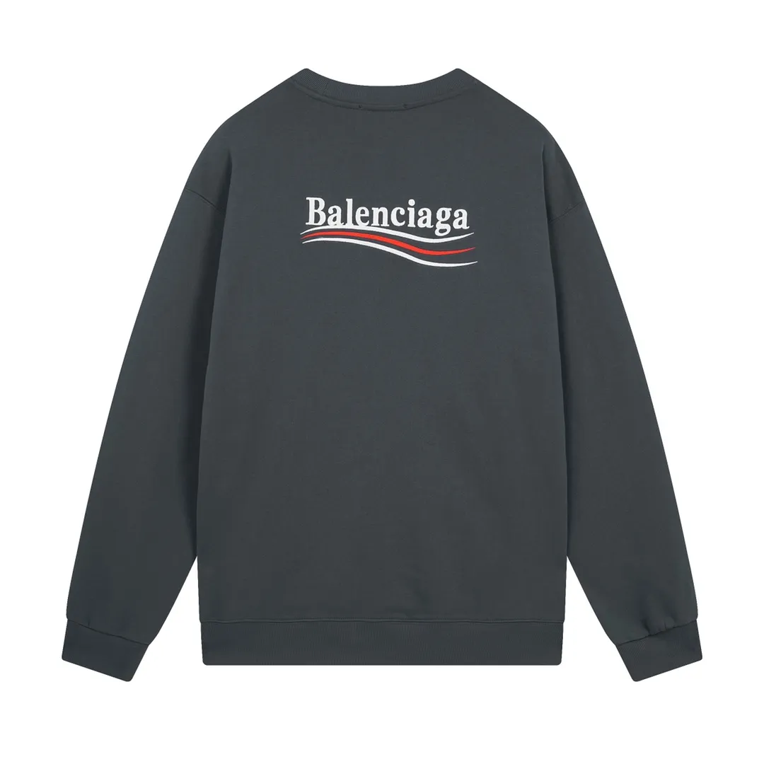 🅿️240 Detailed picture [Top version. Official website quality] BALENCI*GA/Paris #Classic style. Coke embroidered round neck sweatshirt. The fabric is made of Paris ZP custom-woven and dyed cotton sweatshirt. The weight is 450 grams. The cloth surface is clean. The cloth pattern is clear, soft and comfortable. The threads are dyed with no color difference. The classic pattern embroidery uses an imported embroidery machine, and the embroidery thread color is embroidered according to the original color. It is produced according to the pictures in the Jubie market. The letters are clear. The three-dimensional effect is strong. The version adopts the OS loose shoulder version. The same style for men and women. Coding: BL235565 Color: black, white, dark gray, blue, off-white Size: XS S M L