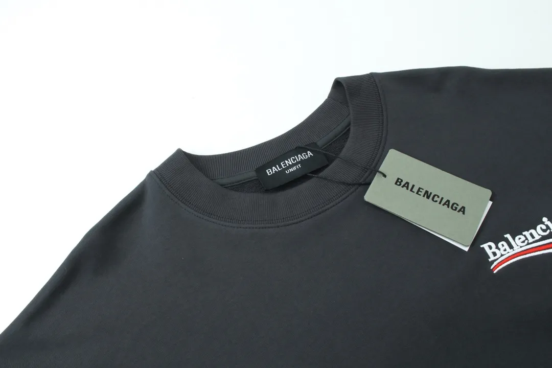 🅿️240 Detailed picture [Top version. Official website quality] BALENCI*GA/Paris #Classic style. Coke embroidered round neck sweatshirt. The fabric is made of Paris ZP custom-woven and dyed cotton sweatshirt. The weight is 450 grams. The cloth surface is clean. The cloth pattern is clear, soft and comfortable. The threads are dyed with no color difference. The classic pattern embroidery uses an imported embroidery machine, and the embroidery thread color is embroidered according to the original color. It is produced according to the pictures in the Jubie market. The letters are clear. The three-dimensional effect is strong. The version adopts the OS loose shoulder version. The same style for men and women. Coding: BL235565 Color: black, white, dark gray, blue, off-white Size: XS S M L