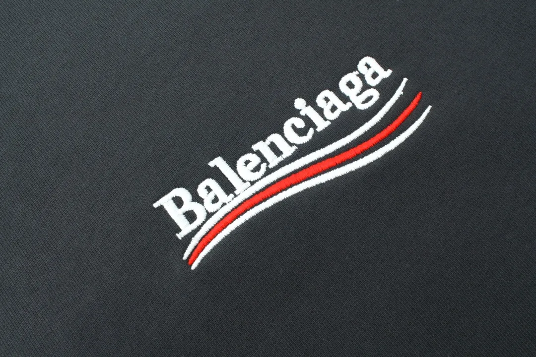 🅿️240 Detailed picture [Top version. Official website quality] BALENCI*GA/Paris #Classic style. Coke embroidered round neck sweatshirt. The fabric is made of Paris ZP custom-woven and dyed cotton sweatshirt. The weight is 450 grams. The cloth surface is clean. The cloth pattern is clear, soft and comfortable. The threads are dyed with no color difference. The classic pattern embroidery uses an imported embroidery machine, and the embroidery thread color is embroidered according to the original color. It is produced according to the pictures in the Jubie market. The letters are clear. The three-dimensional effect is strong. The version adopts the OS loose shoulder version. The same style for men and women. Coding: BL235565 Color: black, white, dark gray, blue, off-white Size: XS S M L