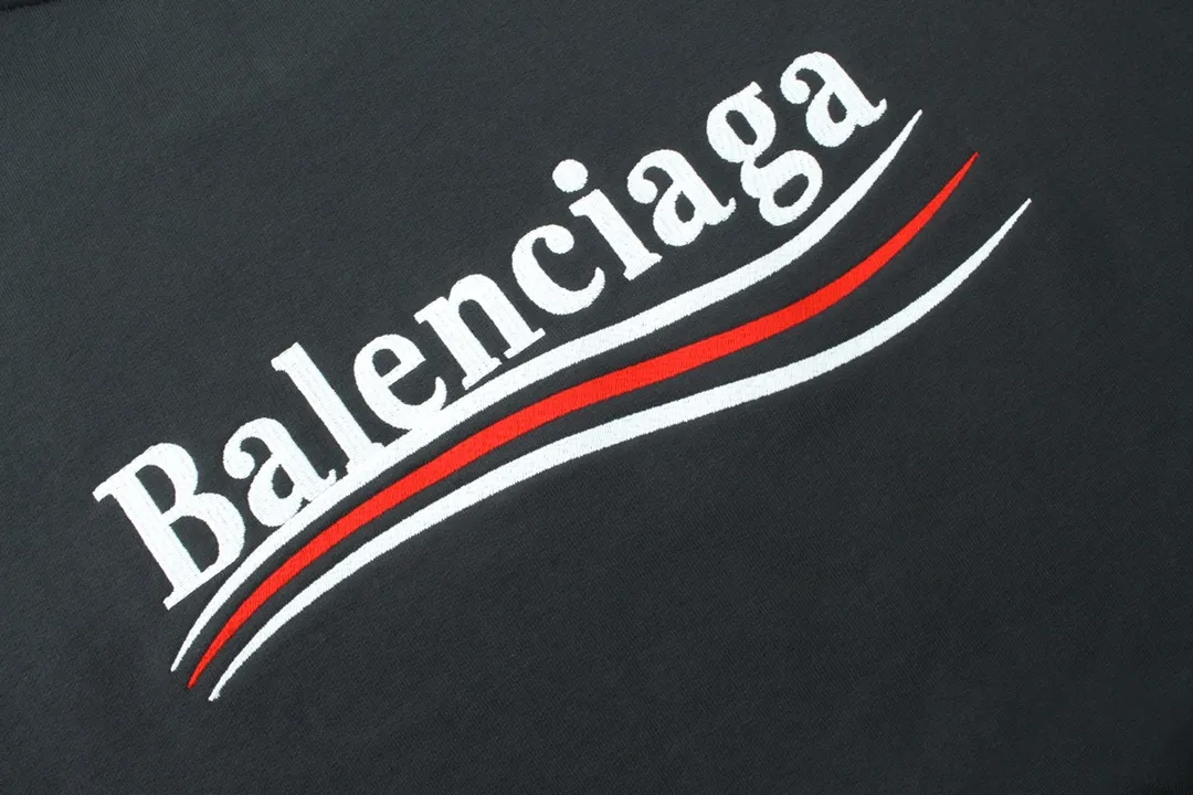 🅿️240 Detailed picture [Top version. Official website quality] BALENCI*GA/Paris #Classic style. Coke embroidered round neck sweatshirt. The fabric is made of Paris ZP custom-woven and dyed cotton sweatshirt. The weight is 450 grams. The cloth surface is clean. The cloth pattern is clear, soft and comfortable. The threads are dyed with no color difference. The classic pattern embroidery uses an imported embroidery machine, and the embroidery thread color is embroidered according to the original color. It is produced according to the pictures in the Jubie market. The letters are clear. The three-dimensional effect is strong. The version adopts the OS loose shoulder version. The same style for men and women. Coding: BL235565 Color: black, white, dark gray, blue, off-white Size: XS S M L