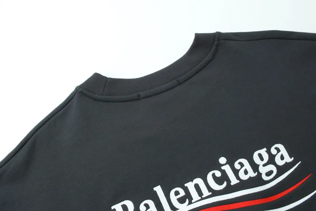 🅿️240 Detailed picture [Top version. Official website quality] BALENCI*GA/Paris #Classic style. Coke embroidered round neck sweatshirt. The fabric is made of Paris ZP custom-woven and dyed cotton sweatshirt. The weight is 450 grams. The cloth surface is clean. The cloth pattern is clear, soft and comfortable. The threads are dyed with no color difference. The classic pattern embroidery uses an imported embroidery machine, and the embroidery thread color is embroidered according to the original color. It is produced according to the pictures in the Jubie market. The letters are clear. The three-dimensional effect is strong. The version adopts the OS loose shoulder version. The same style for men and women. Coding: BL235565 Color: black, white, dark gray, blue, off-white Size: XS S M L