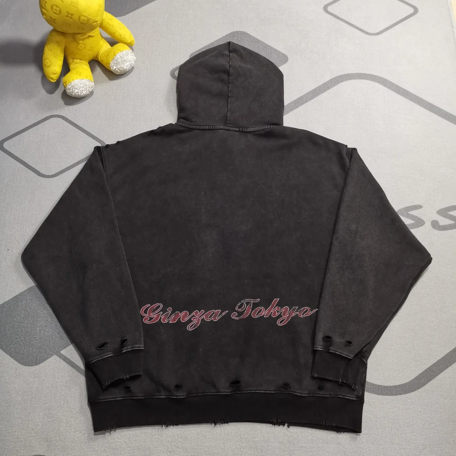 Top version 𝗕𝗮𝗹𝗲𝗻𝗰𝗶𝗮𝗴𝗮/Paris Letters 2024FW Japan Tokyo Tower limited edition front and rear panels direct-print printing worn washed distressed hooded sweatshirt ✅No.1 quality in this market Real ceiling quality ✅All original development attention to detail pictures to avoid mixed distribution of stolen pictures by merchants ✅Correct 450 custom-woven and custom-dyed 100% cotton double yarn compact cotton fabric, soft and comfortable ✅Imported Conley direct-injection printing color ZP consistent, clear and firm without hand feel ✅Custom-dyed threads, no color difference and no deformation, worn details consistent ZP ✅Ready-made garments washed and distressed, overweight craftsmanship, good color fastness, ZP consistent Here I will explain why I am a little more expensive than others, 1. It seems to be a simple printing or embroidery, but it is not simple at all. 10000% imported machine restoration, not just words. Welcome to compare with peers. 2. Each model is produced by the company, and the details of workmanship and fabrics are consistent with the original ones. It is guaranteed that there will be no color difference with the counters. Reproduction is not scary. Whoever is fake will be embarrassed. It’s not shameful to make a replica, it’s shameful if you can’t buy the correct version if you make a replica.  3. Note that the threaded collars are all original collars of certain countries and regions, with high wrapping. The width of the neckline and cabinets are accurate to the millimeter. Thick necklines are not easy to deform. The collars of high-end products are all restored cabinets. They are different from the big collars in the world. Ordinary garbage short-sleeves are printed with a print. The clavicle of the upper body is exposed. Please be patient. Customers who have bought genuine products or have seen genuine products will come back to place orders again. This is quality. This is quality. 4. Different styles of washed wheat main wheat, including imported wheat, have different colors and codes. Really restore the counter. As we all know, Balenciaga's collar labels in each quarter have different English or different colors. This distinguishes fast food from the world's same-colored main wheat washed wheat. 5. Pay attention to the workmanship. The stitching at the neckline has no folds, smooth and natural without overlapping lines, and truly restores this. This is something that many people cannot do. 6. The fabric is made of 450g Paris-specific double yarn. No one can make better fabrics than my family. There is really no way to compare it with the ordinary version on the market. Respect it. It is genuine and costs several thousand yuan. Don’t judge the quality of street stall products. 7. The workmanship is fully restored and the packaging is fully restored. The cost is huge. 8. I guarantee here that this is the highest quality you can find. Size: S-XL P:460