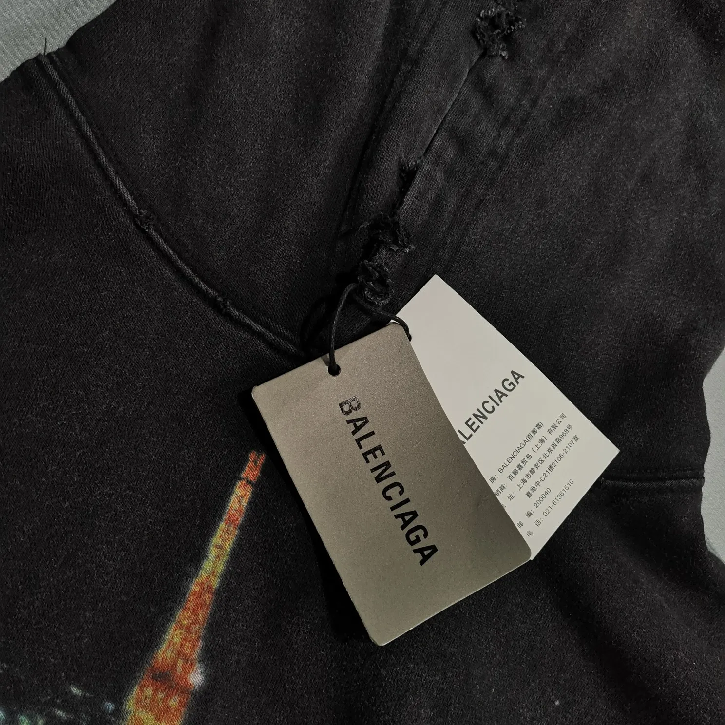 Top version 𝗕𝗮𝗹𝗲𝗻𝗰𝗶𝗮𝗴𝗮/Paris Letters 2024FW Japan Tokyo Tower limited edition front and rear panels direct-print printing worn washed distressed hooded sweatshirt ✅No.1 quality in this market Real ceiling quality ✅All original development attention to detail pictures to avoid mixed distribution of stolen pictures by merchants ✅Correct 450 custom-woven and custom-dyed 100% cotton double yarn compact cotton fabric, soft and comfortable ✅Imported Conley direct-injection printing color ZP consistent, clear and firm without hand feel ✅Custom-dyed threads, no color difference and no deformation, worn details consistent ZP ✅Ready-made garments washed and distressed, overweight craftsmanship, good color fastness, ZP consistent Here I will explain why I am a little more expensive than others, 1. It seems to be a simple printing or embroidery, but it is not simple at all. 10000% imported machine restoration, not just words. Welcome to compare with peers. 2. Each model is produced by the company, and the details of workmanship and fabrics are consistent with the original ones. It is guaranteed that there will be no color difference with the counters. Reproduction is not scary. Whoever is fake will be embarrassed. It’s not shameful to make a replica, it’s shameful if you can’t buy the correct version if you make a replica.  3. Note that the threaded collars are all original collars of certain countries and regions, with high wrapping. The width of the neckline and cabinets are accurate to the millimeter. Thick necklines are not easy to deform. The collars of high-end products are all restored cabinets. They are different from the big collars in the world. Ordinary garbage short-sleeves are printed with a print. The clavicle of the upper body is exposed. Please be patient. Customers who have bought genuine products or have seen genuine products will come back to place orders again. This is quality. This is quality. 4. Different styles of washed wheat main wheat, including imported wheat, have different colors and codes. Really restore the counter. As we all know, Balenciaga's collar labels in each quarter have different English or different colors. This distinguishes fast food from the world's same-colored main wheat washed wheat. 5. Pay attention to the workmanship. The stitching at the neckline has no folds, smooth and natural without overlapping lines, and truly restores this. This is something that many people cannot do. 6. The fabric is made of 450g Paris-specific double yarn. No one can make better fabrics than my family. There is really no way to compare it with the ordinary version on the market. Respect it. It is genuine and costs several thousand yuan. Don’t judge the quality of street stall products. 7. The workmanship is fully restored and the packaging is fully restored. The cost is huge. 8. I guarantee here that this is the highest quality you can find. Size: S-XL P:460