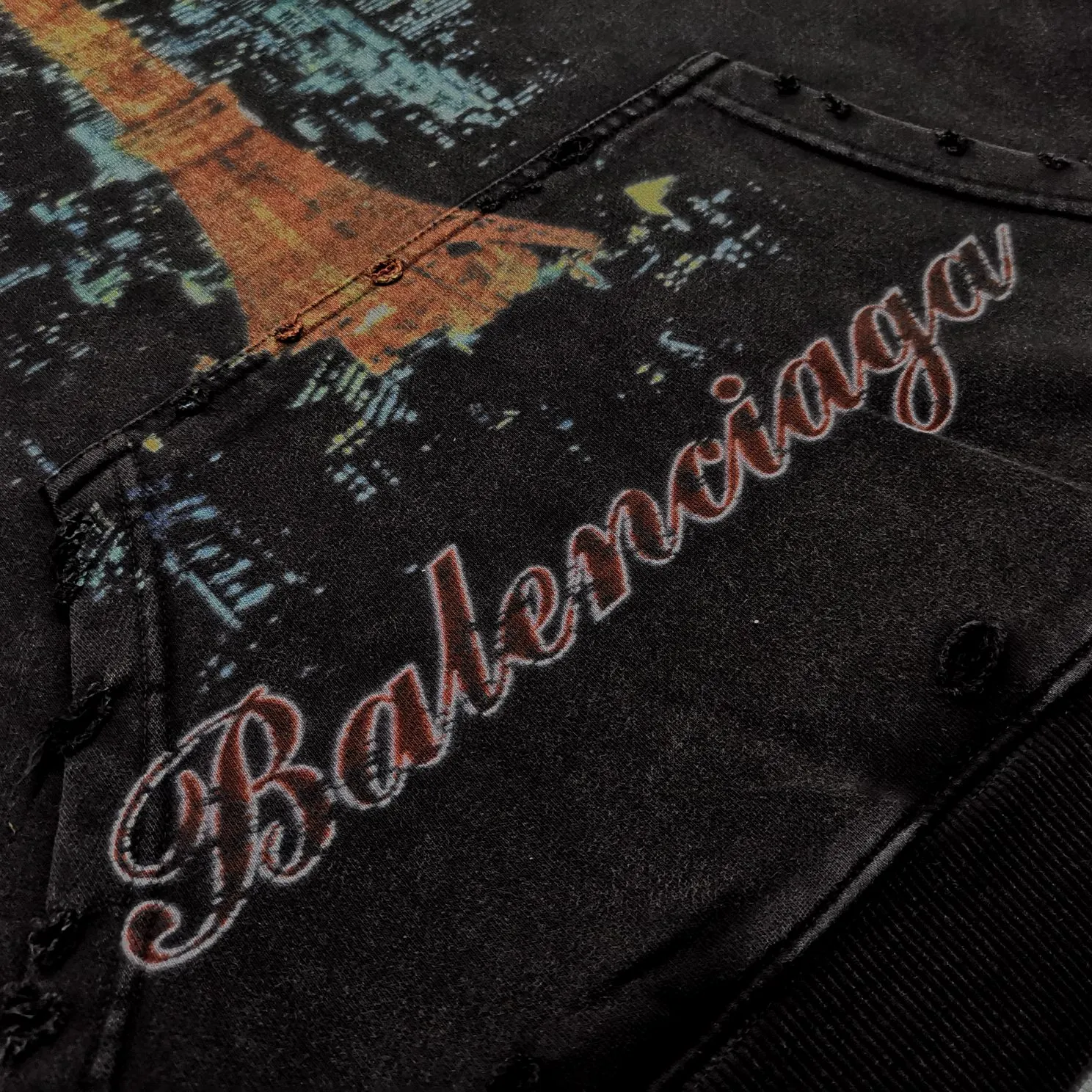 Top version 𝗕𝗮𝗹𝗲𝗻𝗰𝗶𝗮𝗴𝗮/Paris Letters 2024FW Japan Tokyo Tower limited edition front and rear panels direct-print printing worn washed distressed hooded sweatshirt ✅No.1 quality in this market Real ceiling quality ✅All original development attention to detail pictures to avoid mixed distribution of stolen pictures by merchants ✅Correct 450 custom-woven and custom-dyed 100% cotton double yarn compact cotton fabric, soft and comfortable ✅Imported Conley direct-injection printing color ZP consistent, clear and firm without hand feel ✅Custom-dyed threads, no color difference and no deformation, worn details consistent ZP ✅Ready-made garments washed and distressed, overweight craftsmanship, good color fastness, ZP consistent Here I will explain why I am a little more expensive than others, 1. It seems to be a simple printing or embroidery, but it is not simple at all. 10000% imported machine restoration, not just words. Welcome to compare with peers. 2. Each model is produced by the company, and the details of workmanship and fabrics are consistent with the original ones. It is guaranteed that there will be no color difference with the counters. Reproduction is not scary. Whoever is fake will be embarrassed. It’s not shameful to make a replica, it’s shameful if you can’t buy the correct version if you make a replica.  3. Note that the threaded collars are all original collars of certain countries and regions, with high wrapping. The width of the neckline and cabinets are accurate to the millimeter. Thick necklines are not easy to deform. The collars of high-end products are all restored cabinets. They are different from the big collars in the world. Ordinary garbage short-sleeves are printed with a print. The clavicle of the upper body is exposed. Please be patient. Customers who have bought genuine products or have seen genuine products will come back to place orders again. This is quality. This is quality. 4. Different styles of washed wheat main wheat, including imported wheat, have different colors and codes. Really restore the counter. As we all know, Balenciaga's collar labels in each quarter have different English or different colors. This distinguishes fast food from the world's same-colored main wheat washed wheat. 5. Pay attention to the workmanship. The stitching at the neckline has no folds, smooth and natural without overlapping lines, and truly restores this. This is something that many people cannot do. 6. The fabric is made of 450g Paris-specific double yarn. No one can make better fabrics than my family. There is really no way to compare it with the ordinary version on the market. Respect it. It is genuine and costs several thousand yuan. Don’t judge the quality of street stall products. 7. The workmanship is fully restored and the packaging is fully restored. The cost is huge. 8. I guarantee here that this is the highest quality you can find. Size: S-XL P:460
