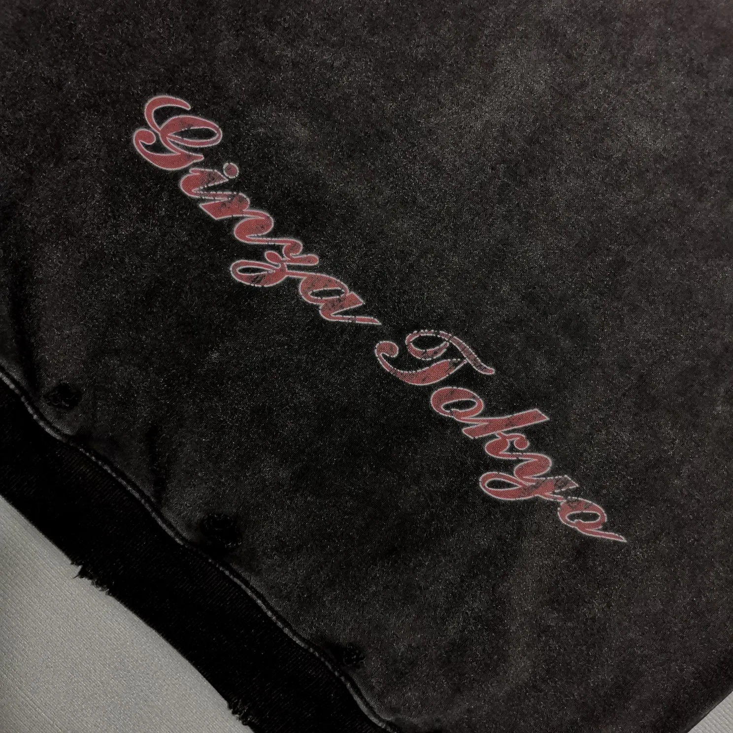 Top version 𝗕𝗮𝗹𝗲𝗻𝗰𝗶𝗮𝗴𝗮/Paris Letters 2024FW Japan Tokyo Tower limited edition front and rear panels direct-print printing worn washed distressed hooded sweatshirt ✅No.1 quality in this market Real ceiling quality ✅All original development attention to detail pictures to avoid mixed distribution of stolen pictures by merchants ✅Correct 450 custom-woven and custom-dyed 100% cotton double yarn compact cotton fabric, soft and comfortable ✅Imported Conley direct-injection printing color ZP consistent, clear and firm without hand feel ✅Custom-dyed threads, no color difference and no deformation, worn details consistent ZP ✅Ready-made garments washed and distressed, overweight craftsmanship, good color fastness, ZP consistent Here I will explain why I am a little more expensive than others, 1. It seems to be a simple printing or embroidery, but it is not simple at all. 10000% imported machine restoration, not just words. Welcome to compare with peers. 2. Each model is produced by the company, and the details of workmanship and fabrics are consistent with the original ones. It is guaranteed that there will be no color difference with the counters. Reproduction is not scary. Whoever is fake will be embarrassed. It’s not shameful to make a replica, it’s shameful if you can’t buy the correct version if you make a replica.  3. Note that the threaded collars are all original collars of certain countries and regions, with high wrapping. The width of the neckline and cabinets are accurate to the millimeter. Thick necklines are not easy to deform. The collars of high-end products are all restored cabinets. They are different from the big collars in the world. Ordinary garbage short-sleeves are printed with a print. The clavicle of the upper body is exposed. Please be patient. Customers who have bought genuine products or have seen genuine products will come back to place orders again. This is quality. This is quality. 4. Different styles of washed wheat main wheat, including imported wheat, have different colors and codes. Really restore the counter. As we all know, Balenciaga's collar labels in each quarter have different English or different colors. This distinguishes fast food from the world's same-colored main wheat washed wheat. 5. Pay attention to the workmanship. The stitching at the neckline has no folds, smooth and natural without overlapping lines, and truly restores this. This is something that many people cannot do. 6. The fabric is made of 450g Paris-specific double yarn. No one can make better fabrics than my family. There is really no way to compare it with the ordinary version on the market. Respect it. It is genuine and costs several thousand yuan. Don’t judge the quality of street stall products. 7. The workmanship is fully restored and the packaging is fully restored. The cost is huge. 8. I guarantee here that this is the highest quality you can find. Size: S-XL P:460