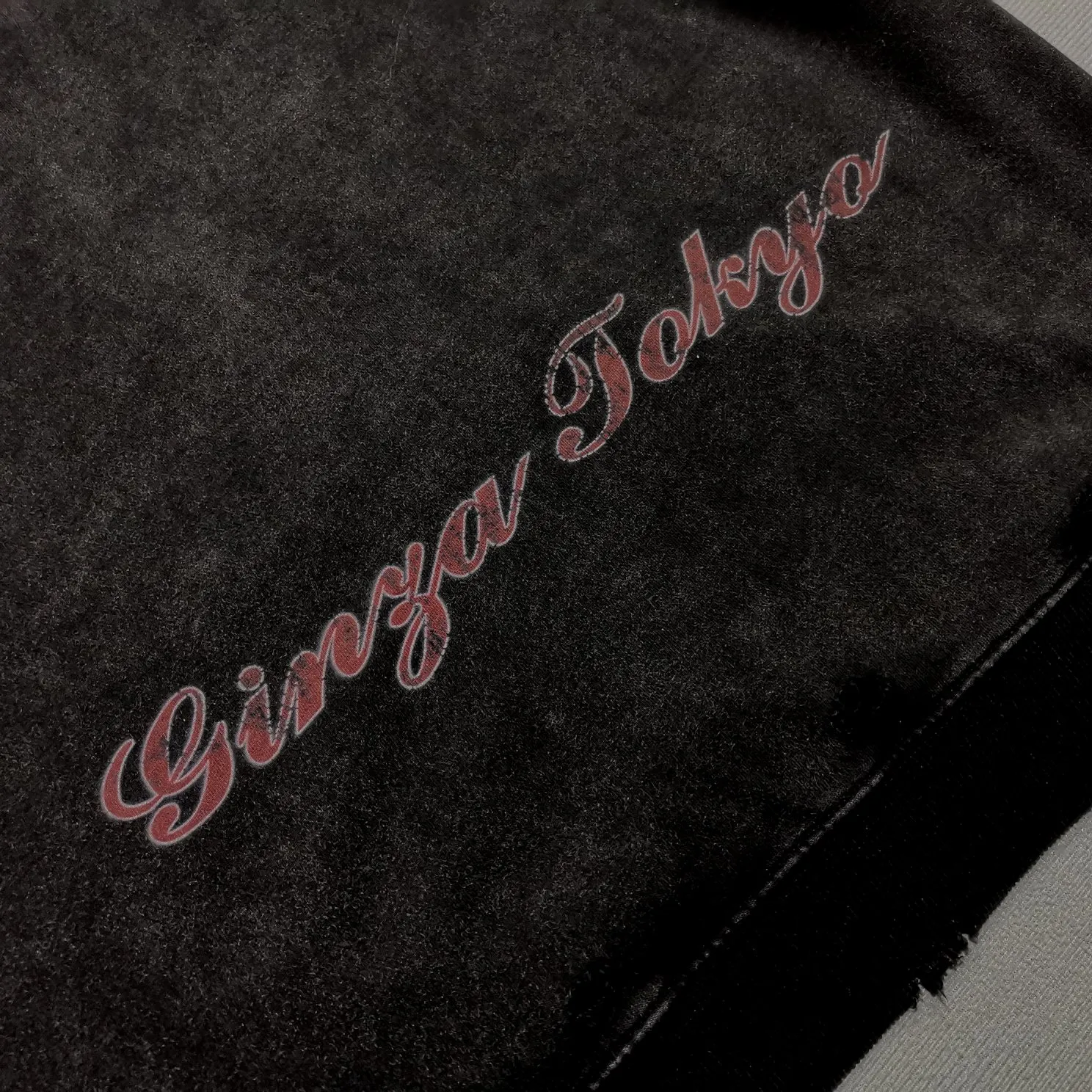 Top version 𝗕𝗮𝗹𝗲𝗻𝗰𝗶𝗮𝗴𝗮/Paris Letters 2024FW Japan Tokyo Tower limited edition front and rear panels direct-print printing worn washed distressed hooded sweatshirt ✅No.1 quality in this market Real ceiling quality ✅All original development attention to detail pictures to avoid mixed distribution of stolen pictures by merchants ✅Correct 450 custom-woven and custom-dyed 100% cotton double yarn compact cotton fabric, soft and comfortable ✅Imported Conley direct-injection printing color ZP consistent, clear and firm without hand feel ✅Custom-dyed threads, no color difference and no deformation, worn details consistent ZP ✅Ready-made garments washed and distressed, overweight craftsmanship, good color fastness, ZP consistent Here I will explain why I am a little more expensive than others, 1. It seems to be a simple printing or embroidery, but it is not simple at all. 10000% imported machine restoration, not just words. Welcome to compare with peers. 2. Each model is produced by the company, and the details of workmanship and fabrics are consistent with the original ones. It is guaranteed that there will be no color difference with the counters. Reproduction is not scary. Whoever is fake will be embarrassed. It’s not shameful to make a replica, it’s shameful if you can’t buy the correct version if you make a replica.  3. Note that the threaded collars are all original collars of certain countries and regions, with high wrapping. The width of the neckline and cabinets are accurate to the millimeter. Thick necklines are not easy to deform. The collars of high-end products are all restored cabinets. They are different from the big collars in the world. Ordinary garbage short-sleeves are printed with a print. The clavicle of the upper body is exposed. Please be patient. Customers who have bought genuine products or have seen genuine products will come back to place orders again. This is quality. This is quality. 4. Different styles of washed wheat main wheat, including imported wheat, have different colors and codes. Really restore the counter. As we all know, Balenciaga's collar labels in each quarter have different English or different colors. This distinguishes fast food from the world's same-colored main wheat washed wheat. 5. Pay attention to the workmanship. The stitching at the neckline has no folds, smooth and natural without overlapping lines, and truly restores this. This is something that many people cannot do. 6. The fabric is made of 450g Paris-specific double yarn. No one can make better fabrics than my family. There is really no way to compare it with the ordinary version on the market. Respect it. It is genuine and costs several thousand yuan. Don’t judge the quality of street stall products. 7. The workmanship is fully restored and the packaging is fully restored. The cost is huge. 8. I guarantee here that this is the highest quality you can find. Size: S-XL P:460