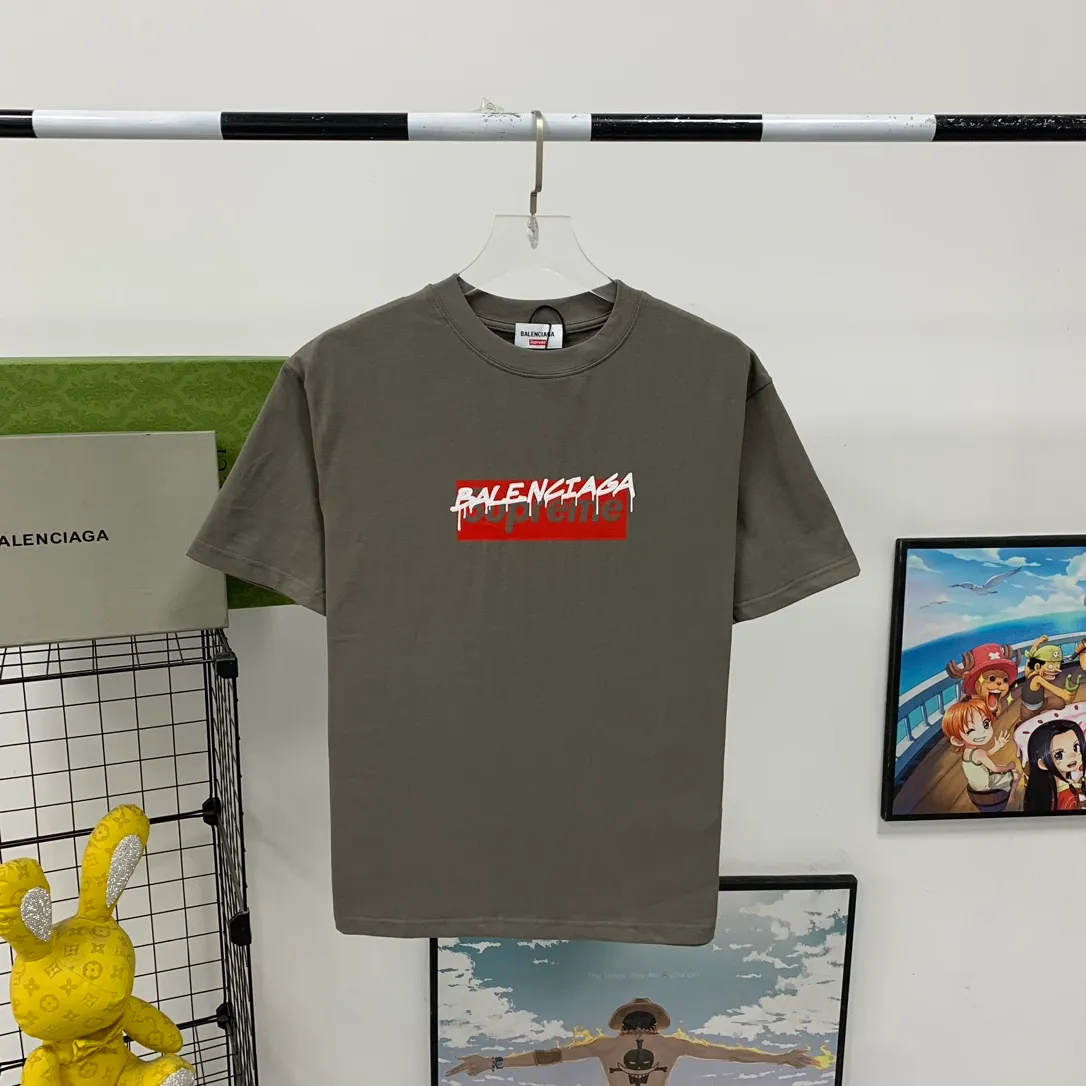[New arrival] The top tried version BALENCIAGA ✘ Supreme 23Ss joint printed T-shirt short sleeves [2023. The new BALENCIAGA ✘ Supreme launches its first joint series] BALENCIAGA and Supreme launch related joint products. The 2023 spring and summer series will be with you, and it will be possible to once again create the highlight moment of Louis Vuitton x Supreme in 2017. The latest exclusive customized co-branded accessories on the entire network, exclusive co-branded packaging boxes, main mark, hangtag and packaging are all different from other models on the market. The side flag mark is exclusively customized for this collaboration, with double logo red mark, the same style for men and women!  Color Black White Khaki Size XS S M L P:260