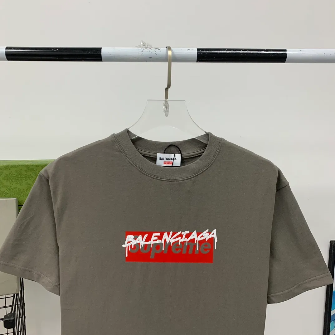 [New arrival] The top tried version BALENCIAGA ✘ Supreme 23Ss joint printed T-shirt short sleeves [2023. The new BALENCIAGA ✘ Supreme launches its first joint series] BALENCIAGA and Supreme launch related joint products. The 2023 spring and summer series will be with you, and it will be possible to once again create the highlight moment of Louis Vuitton x Supreme in 2017. The latest exclusive customized co-branded accessories on the entire network, exclusive co-branded packaging boxes, main mark, hangtag and packaging are all different from other models on the market. The side flag mark is exclusively customized for this collaboration, with double logo red mark, the same style for men and women!  Color Black White Khaki Size XS S M L P:260