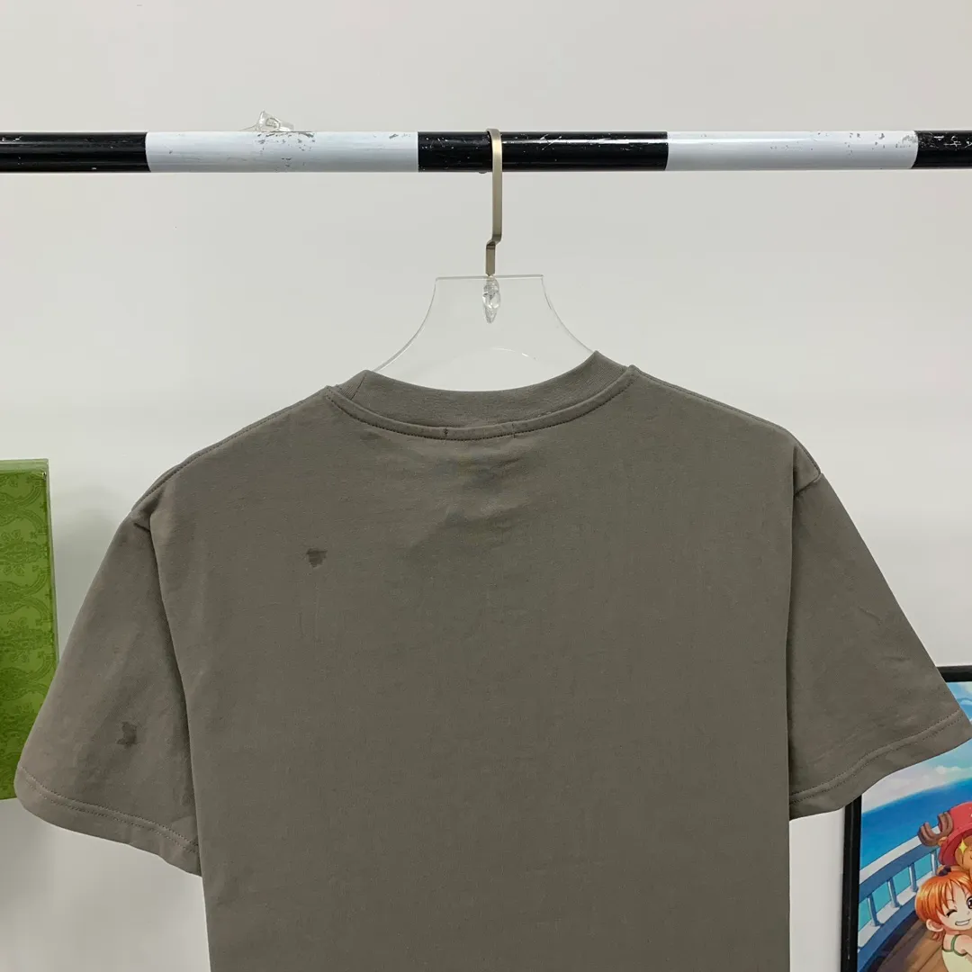 [New arrival] The top tried version BALENCIAGA ✘ Supreme 23Ss joint printed T-shirt short sleeves [2023. The new BALENCIAGA ✘ Supreme launches its first joint series] BALENCIAGA and Supreme launch related joint products. The 2023 spring and summer series will be with you, and it will be possible to once again create the highlight moment of Louis Vuitton x Supreme in 2017. The latest exclusive customized co-branded accessories on the entire network, exclusive co-branded packaging boxes, main mark, hangtag and packaging are all different from other models on the market. The side flag mark is exclusively customized for this collaboration, with double logo red mark, the same style for men and women!  Color Black White Khaki Size XS S M L P:260