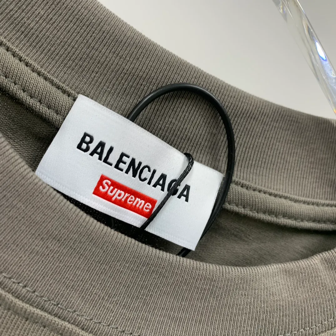 [New arrival] The top tried version BALENCIAGA ✘ Supreme 23Ss joint printed T-shirt short sleeves [2023. The new BALENCIAGA ✘ Supreme launches its first joint series] BALENCIAGA and Supreme launch related joint products. The 2023 spring and summer series will be with you, and it will be possible to once again create the highlight moment of Louis Vuitton x Supreme in 2017. The latest exclusive customized co-branded accessories on the entire network, exclusive co-branded packaging boxes, main mark, hangtag and packaging are all different from other models on the market. The side flag mark is exclusively customized for this collaboration, with double logo red mark, the same style for men and women!  Color Black White Khaki Size XS S M L P:260