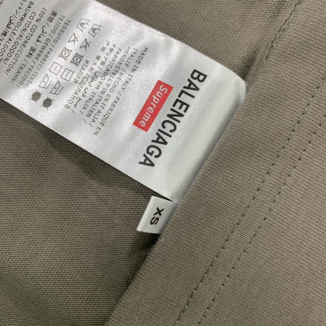 [New arrival] The top tried version BALENCIAGA ✘ Supreme 23Ss joint printed T-shirt short sleeves [2023. The new BALENCIAGA ✘ Supreme launches its first joint series] BALENCIAGA and Supreme launch related joint products. The 2023 spring and summer series will be with you, and it will be possible to once again create the highlight moment of Louis Vuitton x Supreme in 2017. The latest exclusive customized co-branded accessories on the entire network, exclusive co-branded packaging boxes, main mark, hangtag and packaging are all different from other models on the market. The side flag mark is exclusively customized for this collaboration, with double logo red mark, the same style for men and women!  Color Black White Khaki Size XS S M L P:260