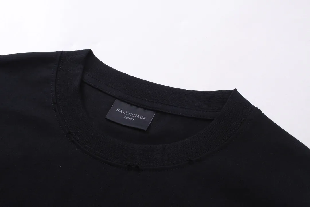 🅿️180 real photos [Top version. Official website quality] BALENCI*GA/Paris. SS24 latest model, Paris anti-letter art destruction crack print short-sleeved T-shirt. Brick cabinet synchronization. Genuine product development at the first time, happy to print and compare! The fabric is made of Paris ZP custom-woven and dyed cotton double yarn. Weighing 260 grams, the cloth surface is clean. The cloth pattern is clear, soft and comfortable. The threads are dyed with no color difference. The printing uses environmentally friendly imported materials. The letters are clear and the effect is three-dimensional. The version adopts OS loose shoulder design. Same style for men and women. Code: BL223398 Color: black, white Size: XS S M L