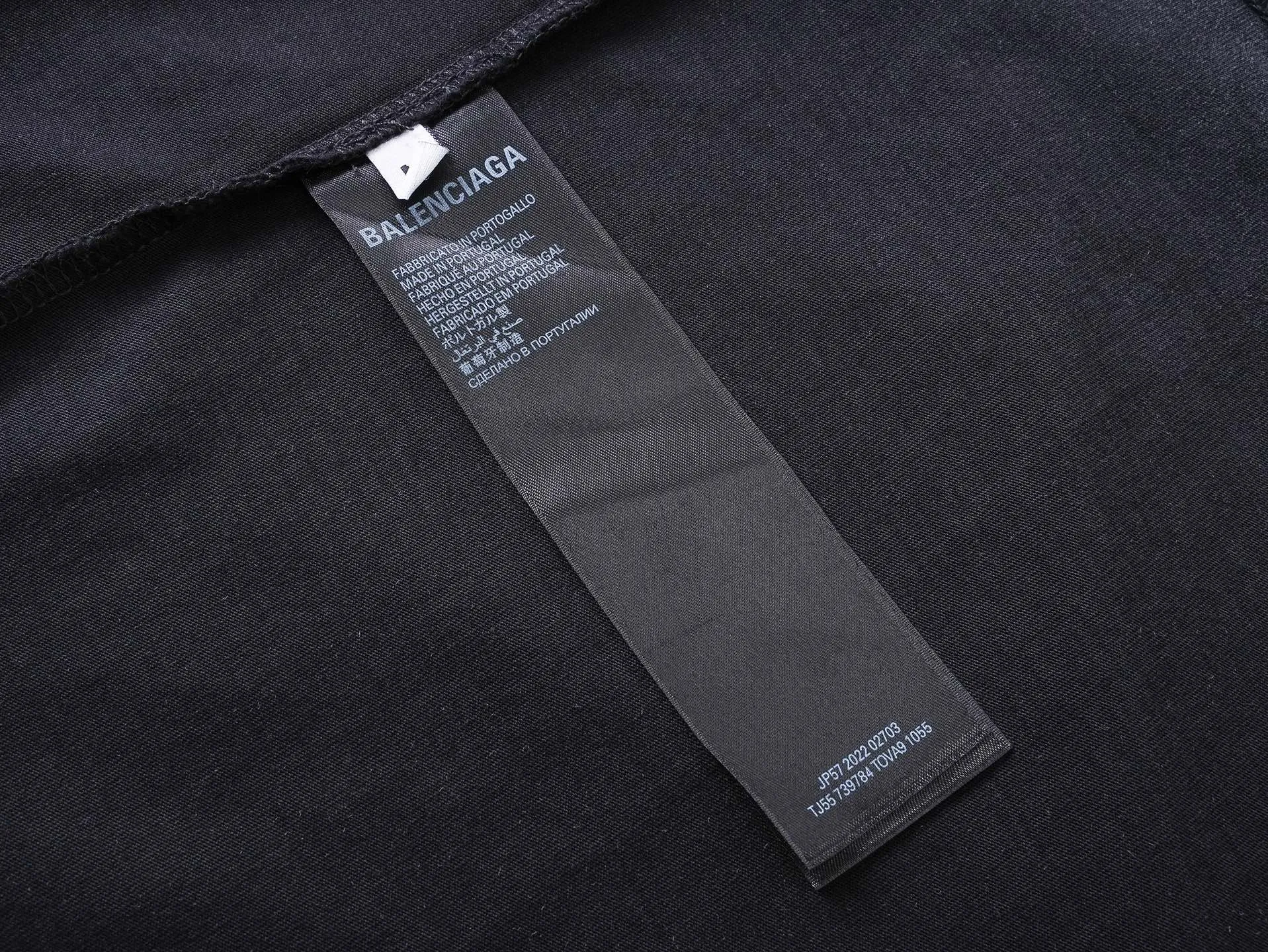 🅿️180 real photos [Top version. Official website quality] BALENCI*GA/Paris. SS25 latest model, Paris new LOGO printed washed and distressed short-sleeved T-shirt. Brick cabinet synchronization. Genuine product developed at the first time, welcome to compare! The fabric is made of Paris ZP custom-woven and dyed cotton double yarn. Weighing 260 grams, the cloth surface is clean. The cloth pattern is clear, soft and comfortable. The threads are dyed with no color difference. The printing uses environmentally friendly imported rubber paddles. The letters are clear and the effect is three-dimensional. Garment wash. The version adopts OS loose shoulder design. Same style for men and women. Code: BL253722 Color: washed black, green Size: XS S M L