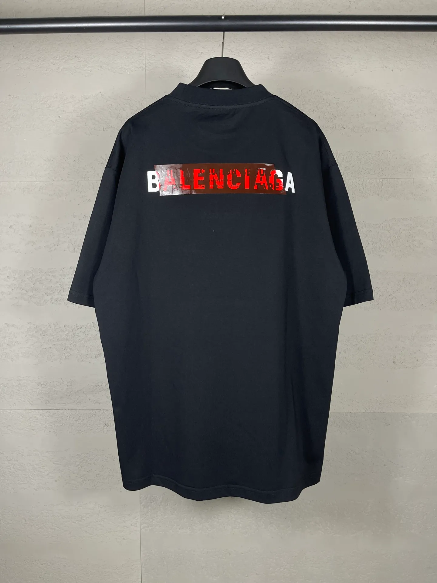 🅿️196 Actual pictures [Top version. Official website quality] BALENCI*GA/Paris #2025 new style front and rear letter LOGO embroidered tape taped short-sleeved T-shirt, full of design. Welcome to compare. The fabric is made of Paris ZP custom-woven and dyed cotton double yarn, weight 260 grams, clean cloth surface, clear cloth pattern, soft and comfortable. The threads are dyed with no color difference. The classic letter LOGO is embroidered with imported Tajima embroidery machine. The tape is stamped with imported transparent glue. The effect is three-dimensional. Restore the brick cabinet, adopt the OS loose shoulder version. Same style for men and women. Code: BL253662 Color: black, sky blue, white, floral gray Size: XS S M L
