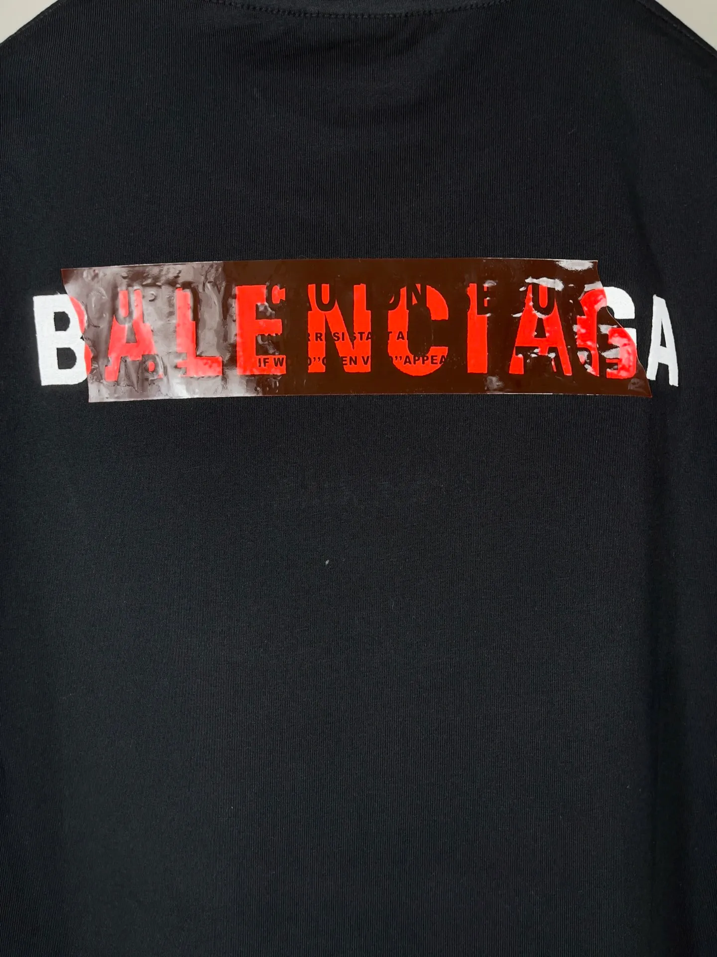 🅿️196 Actual pictures [Top version. Official website quality] BALENCI*GA/Paris #2025 new style front and rear letter LOGO embroidered tape taped short-sleeved T-shirt, full of design. Welcome to compare. The fabric is made of Paris ZP custom-woven and dyed cotton double yarn, weight 260 grams, clean cloth surface, clear cloth pattern, soft and comfortable. The threads are dyed with no color difference. The classic letter LOGO is embroidered with imported Tajima embroidery machine. The tape is stamped with imported transparent glue. The effect is three-dimensional. Restore the brick cabinet, adopt the OS loose shoulder version. Same style for men and women. Code: BL253662 Color: black, sky blue, white, floral gray Size: XS S M L
