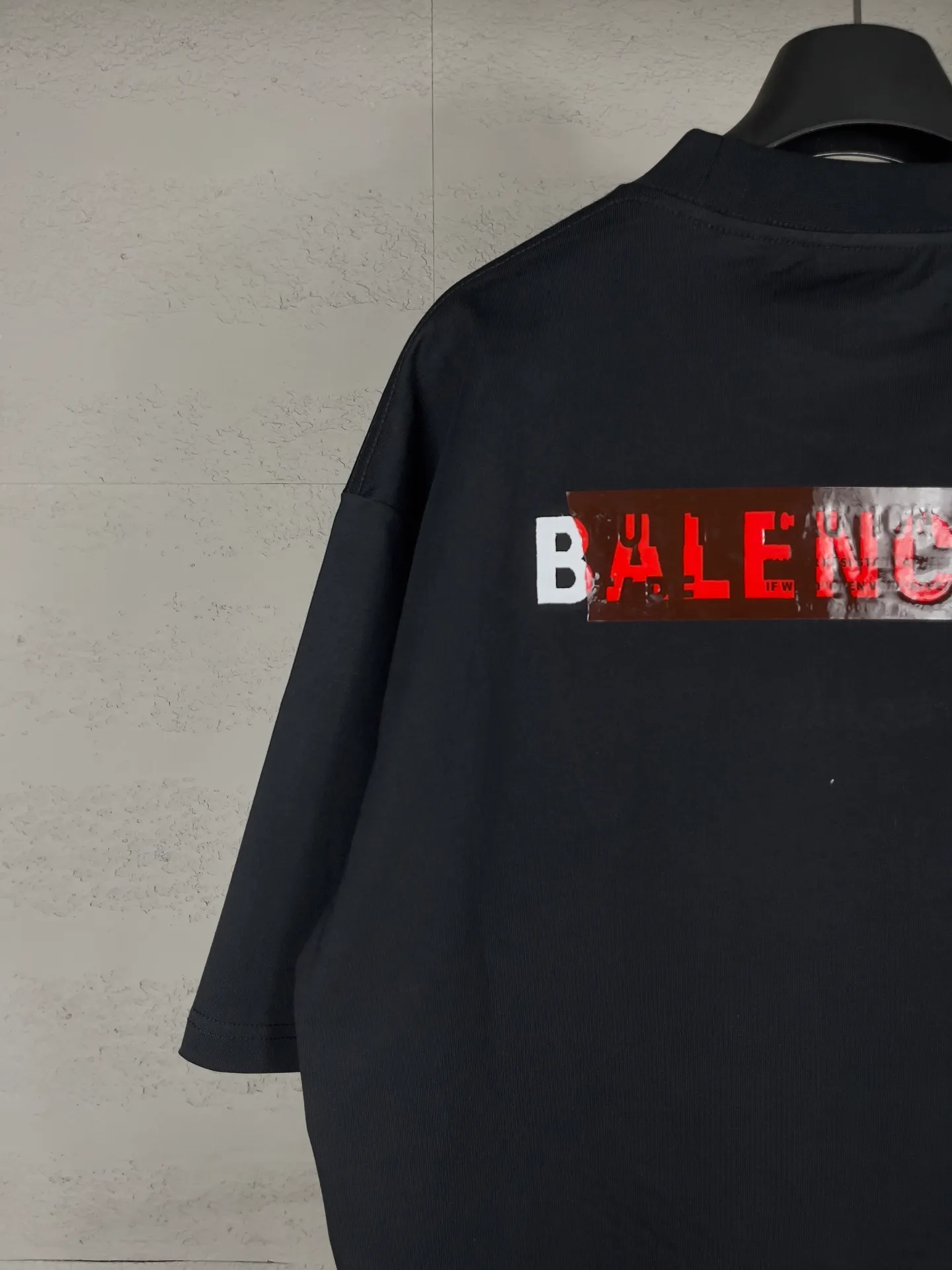 🅿️196 Actual pictures [Top version. Official website quality] BALENCI*GA/Paris #2025 new style front and rear letter LOGO embroidered tape taped short-sleeved T-shirt, full of design. Welcome to compare. The fabric is made of Paris ZP custom-woven and dyed cotton double yarn, weight 260 grams, clean cloth surface, clear cloth pattern, soft and comfortable. The threads are dyed with no color difference. The classic letter LOGO is embroidered with imported Tajima embroidery machine. The tape is stamped with imported transparent glue. The effect is three-dimensional. Restore the brick cabinet, adopt the OS loose shoulder version. Same style for men and women. Code: BL253662 Color: black, sky blue, white, floral gray Size: XS S M L