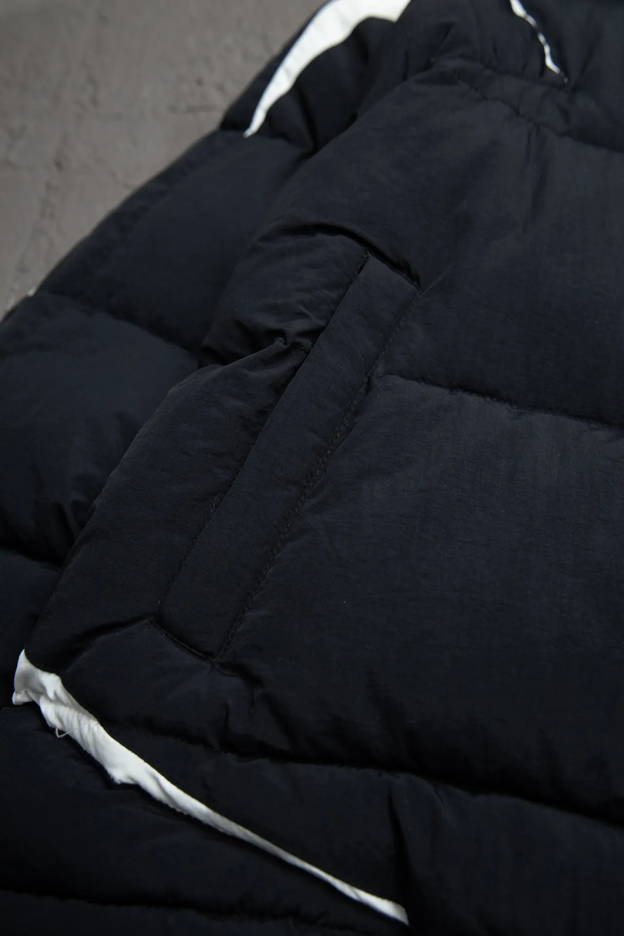 💰760 [Highest version, differentiated currency] Balenciaga / Balenciaga Blcg 24SS Manchester United football No. 10 black and white stitching joint stitching training down jacket, official website synchronized. The surface fabric and lining are made of customized high-density cloud-feel nylon fabric. The fabric has a level 4 water-repellent coating process. The lining is made of double-layer 330 gallbladder. Filled with 600 grams of Xinjiang pearl particle cotton. Extremely full!  The fabrics are the same as the original. Double-layer materials are used. The whole dress is full of style. Professional pattern makers from the original big-name OEM factory make patterns. Laser three-dimensional cutting. Because there are many splicing places, ordinary pattern makers are difficult to handle. Good products are made with care. Good goods take a long time. The whole body embroidery is operated by professional embroidery machines imported from island countries to make the embroidery details reach the top level. The whole body printing parts are operated using imported environmentally friendly offset printing technology. The printing is firm. The whole clothing accessories are molded and customized with hardware zippers and air holes. Double-hole limit buckle All have the same LOGO as the original version. Customized and washed as the original version. Main mark. Brand zipper seal bag. Brand LOGO moisture-proof paper. 3D laser cutting. Double-layer material. 5 meters of cloth for the whole piece. Extremely high cost. Composed of 47 pieces. Very slow production. Zipper pockets on both sides. Elastic cuff design. Imported environmentally friendly glue thermoset ink printing technology. Tajima high-speed embroidery machine embroidery Sporty B. Three-dimensional and full. The cuffs are equipped with new custom football embroidery patches. Customized hardware zippers. Double slider design. Customized original air holes. Customized original logo double-hole limit buckles. Original main mark and washed tag. Brand packaging. Color: black. Size: 46/48/50/52.