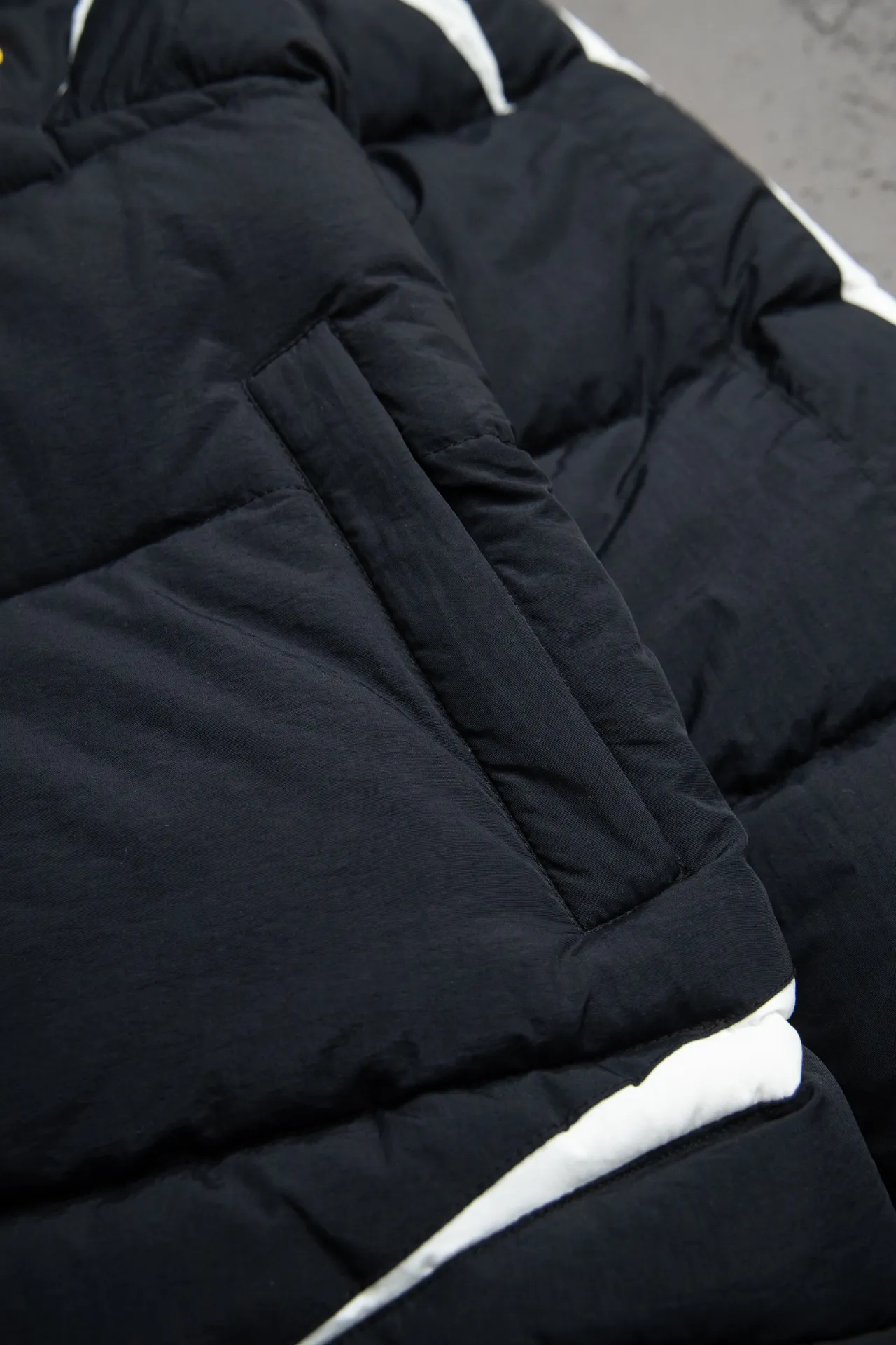 💰760 [Highest version, differentiated currency] Balenciaga / Balenciaga Blcg 24SS Manchester United football No. 10 black and white stitching joint stitching training down jacket, official website synchronized. The surface fabric and lining are made of customized high-density cloud-feel nylon fabric. The fabric has a level 4 water-repellent coating process. The lining is made of double-layer 330 gallbladder. Filled with 600 grams of Xinjiang pearl particle cotton. Extremely full!  The fabrics are the same as the original. Double-layer materials are used. The whole dress is full of style. Professional pattern makers from the original big-name OEM factory make patterns. Laser three-dimensional cutting. Because there are many splicing places, ordinary pattern makers are difficult to handle. Good products are made with care. Good goods take a long time. The whole body embroidery is operated by professional embroidery machines imported from island countries to make the embroidery details reach the top level. The whole body printing parts are operated using imported environmentally friendly offset printing technology. The printing is firm. The whole clothing accessories are molded and customized with hardware zippers and air holes. Double-hole limit buckle All have the same LOGO as the original version. Customized and washed as the original version. Main mark. Brand zipper seal bag. Brand LOGO moisture-proof paper. 3D laser cutting. Double-layer material. 5 meters of cloth for the whole piece. Extremely high cost. Composed of 47 pieces. Very slow production. Zipper pockets on both sides. Elastic cuff design. Imported environmentally friendly glue thermoset ink printing technology. Tajima high-speed embroidery machine embroidery Sporty B. Three-dimensional and full. The cuffs are equipped with new custom football embroidery patches. Customized hardware zippers. Double slider design. Customized original air holes. Customized original logo double-hole limit buckles. Original main mark and washed tag. Brand packaging. Color: black. Size: 46/48/50/52.