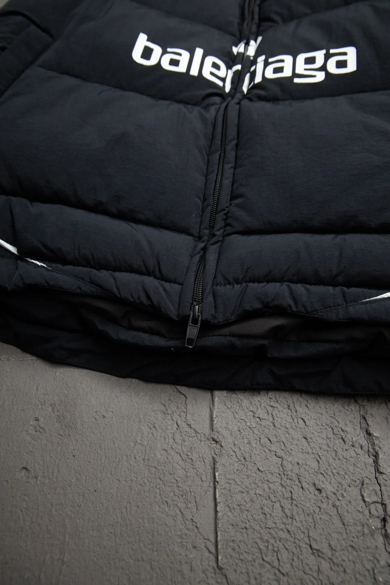 💰760 [Highest version, differentiated currency] Balenciaga / Balenciaga Blcg 24SS Manchester United football No. 10 black and white stitching joint stitching training down jacket, official website synchronized. The surface fabric and lining are made of customized high-density cloud-feel nylon fabric. The fabric has a level 4 water-repellent coating process. The lining is made of double-layer 330 gallbladder. Filled with 600 grams of Xinjiang pearl particle cotton. Extremely full!  The fabrics are the same as the original. Double-layer materials are used. The whole dress is full of style. Professional pattern makers from the original big-name OEM factory make patterns. Laser three-dimensional cutting. Because there are many splicing places, ordinary pattern makers are difficult to handle. Good products are made with care. Good goods take a long time. The whole body embroidery is operated by professional embroidery machines imported from island countries to make the embroidery details reach the top level. The whole body printing parts are operated using imported environmentally friendly offset printing technology. The printing is firm. The whole clothing accessories are molded and customized with hardware zippers and air holes. Double-hole limit buckle All have the same LOGO as the original version. Customized and washed as the original version. Main mark. Brand zipper seal bag. Brand LOGO moisture-proof paper. 3D laser cutting. Double-layer material. 5 meters of cloth for the whole piece. Extremely high cost. Composed of 47 pieces. Very slow production. Zipper pockets on both sides. Elastic cuff design. Imported environmentally friendly glue thermoset ink printing technology. Tajima high-speed embroidery machine embroidery Sporty B. Three-dimensional and full. The cuffs are equipped with new custom football embroidery patches. Customized hardware zippers. Double slider design. Customized original air holes. Customized original logo double-hole limit buckles. Original main mark and washed tag. Brand packaging. Color: black. Size: 46/48/50/52.