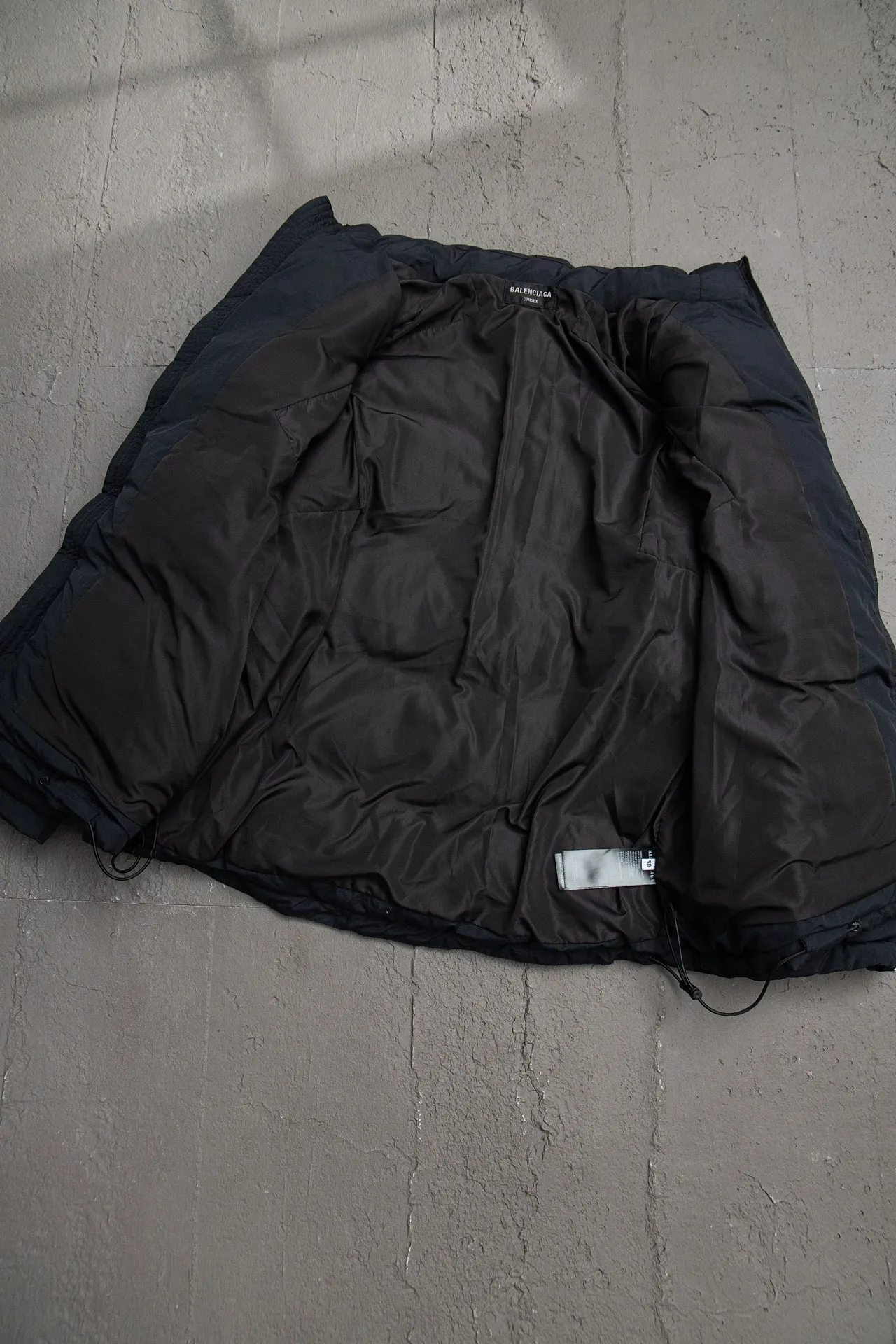 💰760 [Highest version, differentiated currency] Balenciaga / Balenciaga Blcg 24SS Manchester United football No. 10 black and white stitching joint stitching training down jacket, official website synchronized. The surface fabric and lining are made of customized high-density cloud-feel nylon fabric. The fabric has a level 4 water-repellent coating process. The lining is made of double-layer 330 gallbladder. Filled with 600 grams of Xinjiang pearl particle cotton. Extremely full!  The fabrics are the same as the original. Double-layer materials are used. The whole dress is full of style. Professional pattern makers from the original big-name OEM factory make patterns. Laser three-dimensional cutting. Because there are many splicing places, ordinary pattern makers are difficult to handle. Good products are made with care. Good goods take a long time. The whole body embroidery is operated by professional embroidery machines imported from island countries to make the embroidery details reach the top level. The whole body printing parts are operated using imported environmentally friendly offset printing technology. The printing is firm. The whole clothing accessories are molded and customized with hardware zippers and air holes. Double-hole limit buckle All have the same LOGO as the original version. Customized and washed as the original version. Main mark. Brand zipper seal bag. Brand LOGO moisture-proof paper. 3D laser cutting. Double-layer material. 5 meters of cloth for the whole piece. Extremely high cost. Composed of 47 pieces. Very slow production. Zipper pockets on both sides. Elastic cuff design. Imported environmentally friendly glue thermoset ink printing technology. Tajima high-speed embroidery machine embroidery Sporty B. Three-dimensional and full. The cuffs are equipped with new custom football embroidery patches. Customized hardware zippers. Double slider design. Customized original air holes. Customized original logo double-hole limit buckles. Original main mark and washed tag. Brand packaging. Color: black. Size: 46/48/50/52.