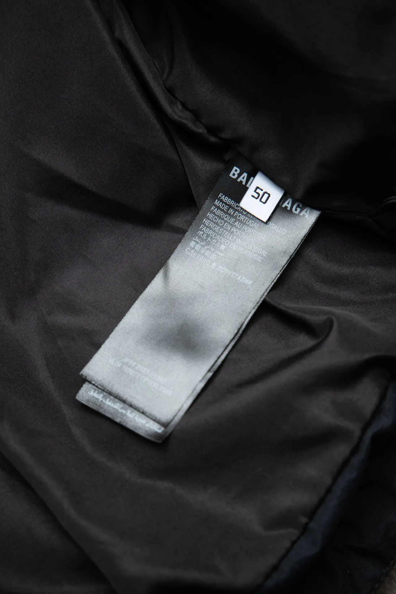 💰760 [Highest version, differentiated currency] Balenciaga / Balenciaga Blcg 24SS Manchester United football No. 10 black and white stitching joint stitching training down jacket, official website synchronized. The surface fabric and lining are made of customized high-density cloud-feel nylon fabric. The fabric has a level 4 water-repellent coating process. The lining is made of double-layer 330 gallbladder. Filled with 600 grams of Xinjiang pearl particle cotton. Extremely full!  The fabrics are the same as the original. Double-layer materials are used. The whole dress is full of style. Professional pattern makers from the original big-name OEM factory make patterns. Laser three-dimensional cutting. Because there are many splicing places, ordinary pattern makers are difficult to handle. Good products are made with care. Good goods take a long time. The whole body embroidery is operated by professional embroidery machines imported from island countries to make the embroidery details reach the top level. The whole body printing parts are operated using imported environmentally friendly offset printing technology. The printing is firm. The whole clothing accessories are molded and customized with hardware zippers and air holes. Double-hole limit buckle All have the same LOGO as the original version. Customized and washed as the original version. Main mark. Brand zipper seal bag. Brand LOGO moisture-proof paper. 3D laser cutting. Double-layer material. 5 meters of cloth for the whole piece. Extremely high cost. Composed of 47 pieces. Very slow production. Zipper pockets on both sides. Elastic cuff design. Imported environmentally friendly glue thermoset ink printing technology. Tajima high-speed embroidery machine embroidery Sporty B. Three-dimensional and full. The cuffs are equipped with new custom football embroidery patches. Customized hardware zippers. Double slider design. Customized original air holes. Customized original logo double-hole limit buckles. Original main mark and washed tag. Brand packaging. Color: black. Size: 46/48/50/52.