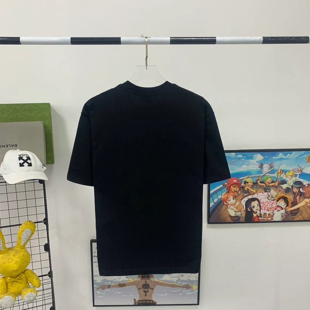 [New arrival] The top version of Balenciaga Paris 23SS waterproof label paper stickers for male and female couples stars, the same style pure cotton short-sleeved, special waterproof material for post-it notes. The correct version of light luxury, super versatile, loved by fashionistas from all walks of life, can be worn by both men and women, and the effect will be great with any combination! Comfortable on the upper body.  ✅The fabric is made of 260g 32-count pure cotton double yarn plain fabric, the threads are dyed in the same vat with zero color difference, three-needle five-thread process, restoring ZP, the sticky notes are made of imported washed label paper and low-temperature TPU hot-melt adhesive composite process. The letters are printed with a laser machine to ensure that they will not rot or fade after washing. After repeated experiments, the laser is positioned at the rated temperature when fitting, and the laminating force is consistent. Please do not pull the sticky notes artificially‼ ️Original P:260 Color: black