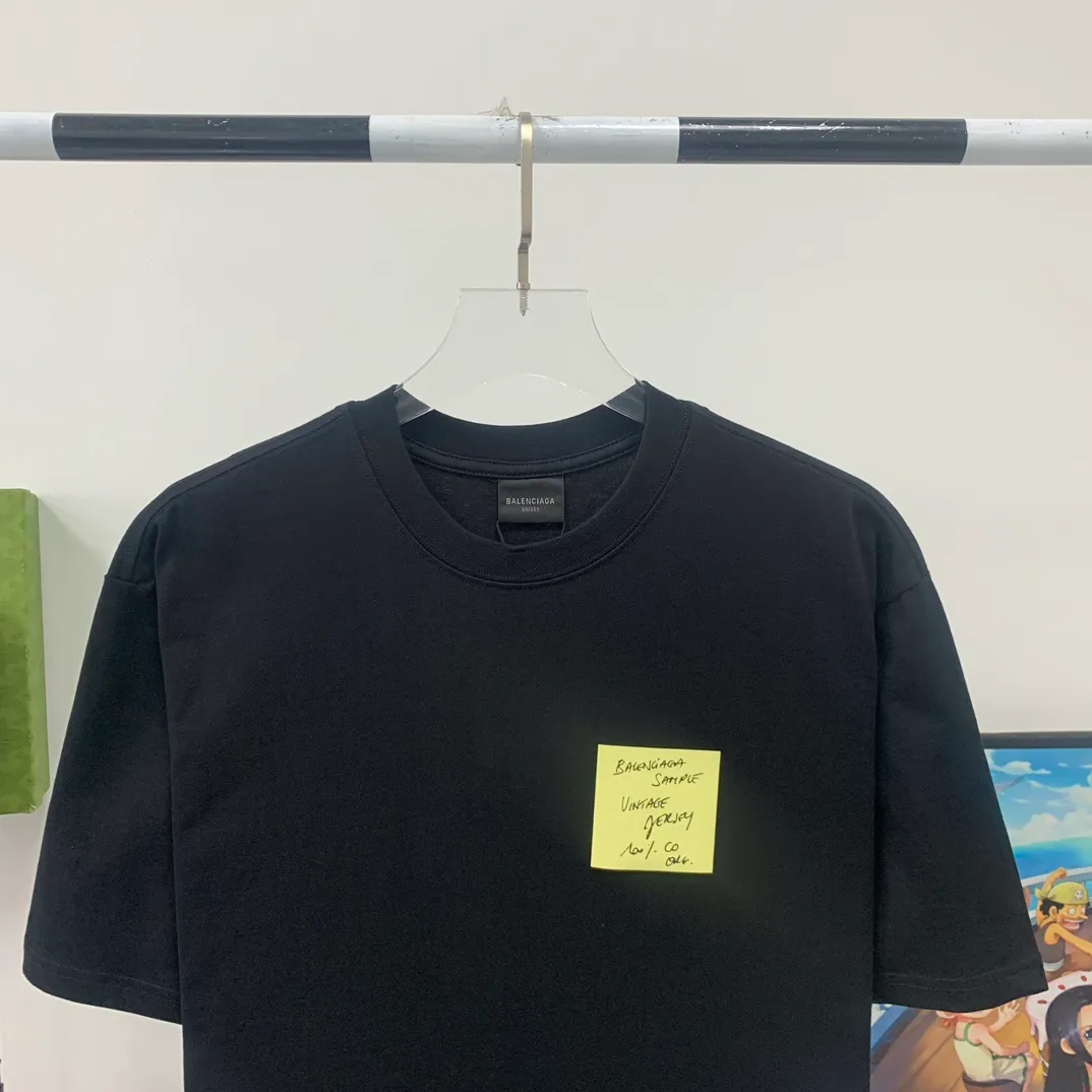 [New arrival] The top version of Balenciaga Paris 23SS waterproof label paper stickers for male and female couples stars, the same style pure cotton short-sleeved, special waterproof material for post-it notes. The correct version of light luxury, super versatile, loved by fashionistas from all walks of life, can be worn by both men and women, and the effect will be great with any combination! Comfortable on the upper body.  ✅The fabric is made of 260g 32-count pure cotton double yarn plain fabric, the threads are dyed in the same vat with zero color difference, three-needle five-thread process, restoring ZP, the sticky notes are made of imported washed label paper and low-temperature TPU hot-melt adhesive composite process. The letters are printed with a laser machine to ensure that they will not rot or fade after washing. After repeated experiments, the laser is positioned at the rated temperature when fitting, and the laminating force is consistent. Please do not pull the sticky notes artificially‼ ️Original P:260 Color: black