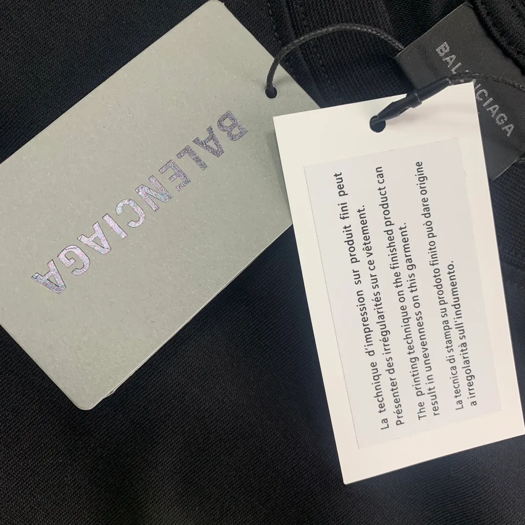 [New arrival] The top version of Balenciaga Paris 23SS waterproof label paper stickers for male and female couples stars, the same style pure cotton short-sleeved, special waterproof material for post-it notes. The correct version of light luxury, super versatile, loved by fashionistas from all walks of life, can be worn by both men and women, and the effect will be great with any combination! Comfortable on the upper body.  ✅The fabric is made of 260g 32-count pure cotton double yarn plain fabric, the threads are dyed in the same vat with zero color difference, three-needle five-thread process, restoring ZP, the sticky notes are made of imported washed label paper and low-temperature TPU hot-melt adhesive composite process. The letters are printed with a laser machine to ensure that they will not rot or fade after washing. After repeated experiments, the laser is positioned at the rated temperature when fitting, and the laminating force is consistent. Please do not pull the sticky notes artificially‼ ️Original P:260 Color: black