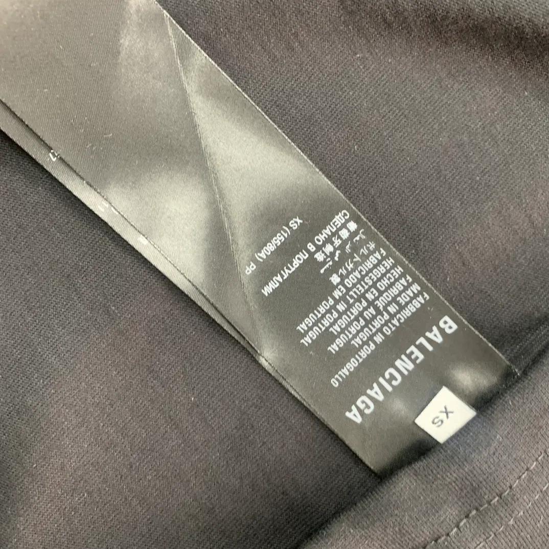 [New arrival] The top version of Balenciaga Paris 23SS waterproof label paper stickers for male and female couples stars, the same style pure cotton short-sleeved, special waterproof material for post-it notes. The correct version of light luxury, super versatile, loved by fashionistas from all walks of life, can be worn by both men and women, and the effect will be great with any combination! Comfortable on the upper body.  ✅The fabric is made of 260g 32-count pure cotton double yarn plain fabric, the threads are dyed in the same vat with zero color difference, three-needle five-thread process, restoring ZP, the sticky notes are made of imported washed label paper and low-temperature TPU hot-melt adhesive composite process. The letters are printed with a laser machine to ensure that they will not rot or fade after washing. After repeated experiments, the laser is positioned at the rated temperature when fitting, and the laminating force is consistent. Please do not pull the sticky notes artificially‼ ️Original P:260 Color: black