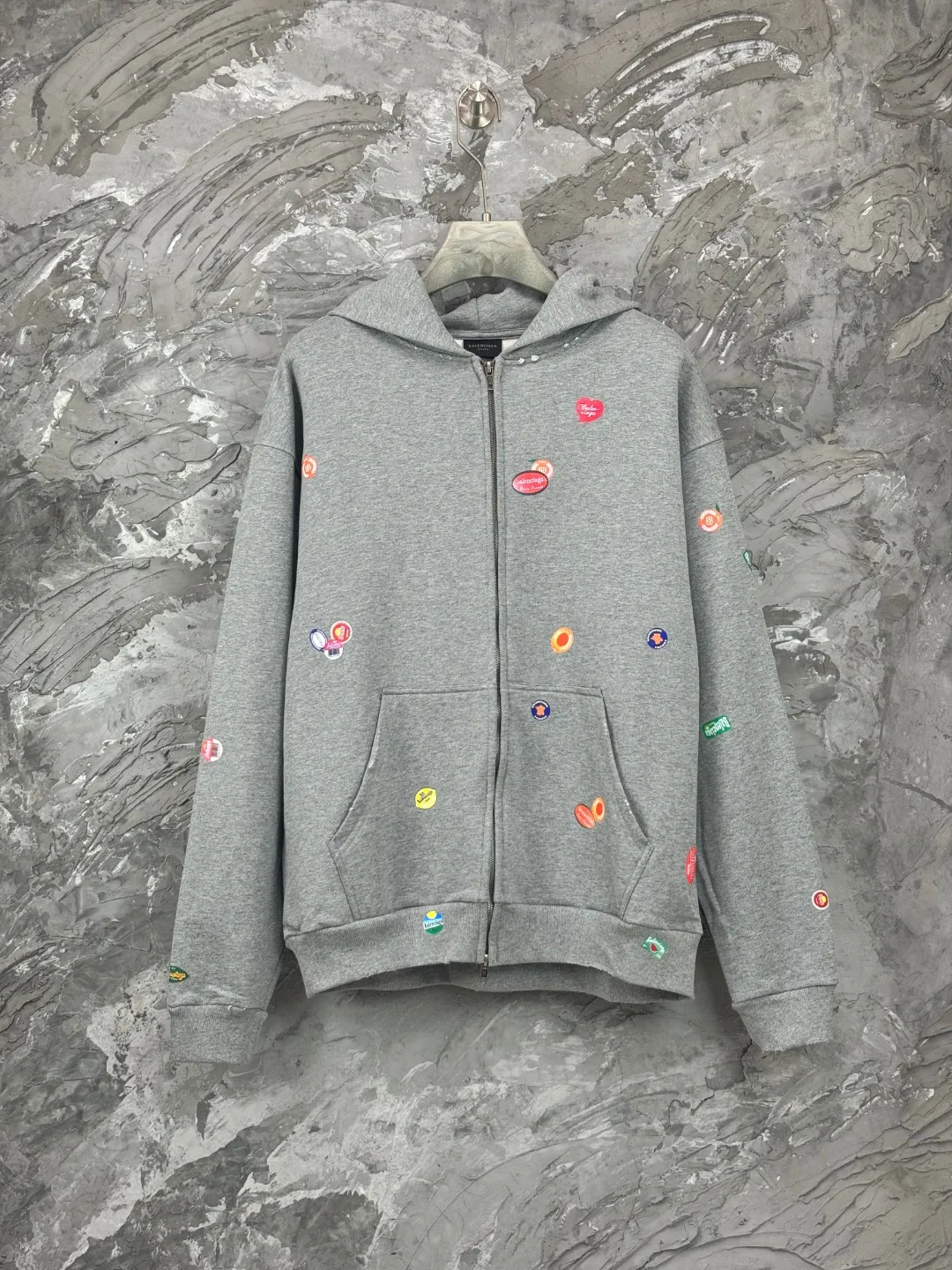 🅿️450 - BALENCI*GA Paris fruit pattern Vintage hooded zipper sweatshirt. Growth positioning fixed point computer spray printing and embossing. Manual master positioning and fixed point grinding. Customized matching hardware. Clear letters. Three-dimensional effect. Exclusive pattern matching, custom weaving and dyeing 460g fabric. Threads are dyed in the same cylinder with zero color difference. Brick cabinet synchronization. Welcome to compare. Same style for men and women -Color: gray pink -SIZE: Xs S M L Style number 8979#