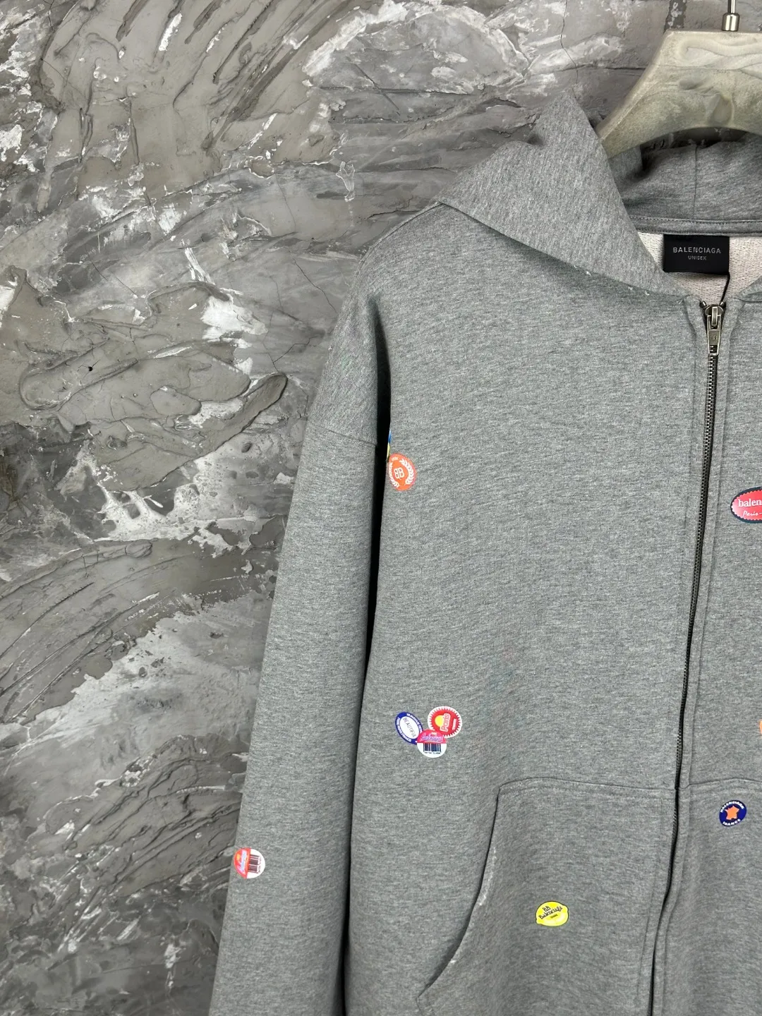 🅿️450 - BALENCI*GA Paris fruit pattern Vintage hooded zipper sweatshirt. Growth positioning fixed point computer spray printing and embossing. Manual master positioning and fixed point grinding. Customized matching hardware. Clear letters. Three-dimensional effect. Exclusive pattern matching, custom weaving and dyeing 460g fabric. Threads are dyed in the same cylinder with zero color difference. Brick cabinet synchronization. Welcome to compare. Same style for men and women -Color: gray pink -SIZE: Xs S M L Style number 8979#