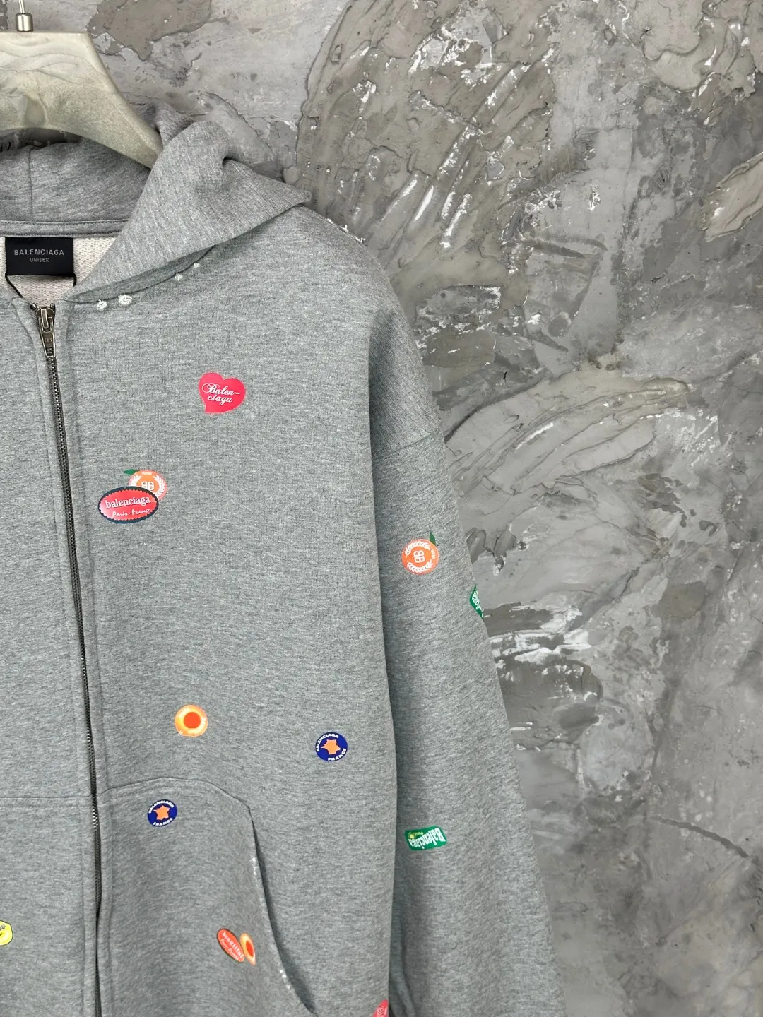 🅿️450 - BALENCI*GA Paris fruit pattern Vintage hooded zipper sweatshirt. Growth positioning fixed point computer spray printing and embossing. Manual master positioning and fixed point grinding. Customized matching hardware. Clear letters. Three-dimensional effect. Exclusive pattern matching, custom weaving and dyeing 460g fabric. Threads are dyed in the same cylinder with zero color difference. Brick cabinet synchronization. Welcome to compare. Same style for men and women -Color: gray pink -SIZE: Xs S M L Style number 8979#