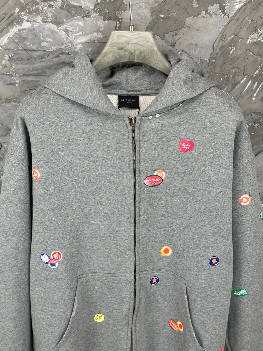🅿️450 - BALENCI*GA Paris fruit pattern Vintage hooded zipper sweatshirt. Growth positioning fixed point computer spray printing and embossing. Manual master positioning and fixed point grinding. Customized matching hardware. Clear letters. Three-dimensional effect. Exclusive pattern matching, custom weaving and dyeing 460g fabric. Threads are dyed in the same cylinder with zero color difference. Brick cabinet synchronization. Welcome to compare. Same style for men and women -Color: gray pink -SIZE: Xs S M L Style number 8979#