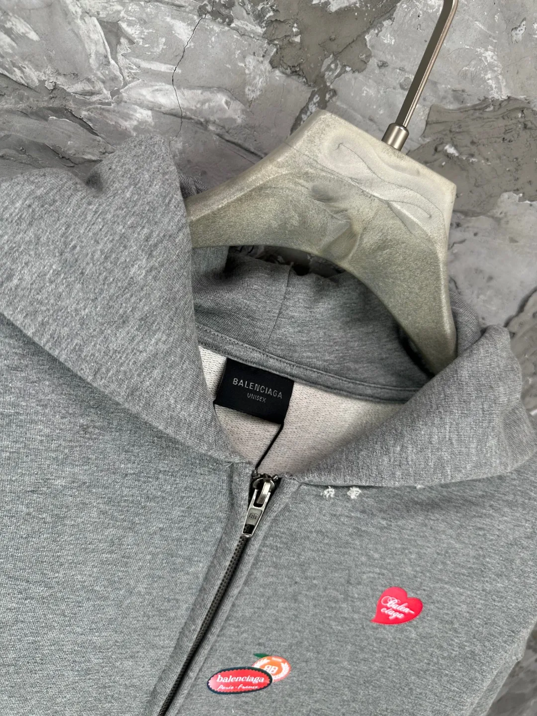 🅿️450 - BALENCI*GA Paris fruit pattern Vintage hooded zipper sweatshirt. Growth positioning fixed point computer spray printing and embossing. Manual master positioning and fixed point grinding. Customized matching hardware. Clear letters. Three-dimensional effect. Exclusive pattern matching, custom weaving and dyeing 460g fabric. Threads are dyed in the same cylinder with zero color difference. Brick cabinet synchronization. Welcome to compare. Same style for men and women -Color: gray pink -SIZE: Xs S M L Style number 8979#