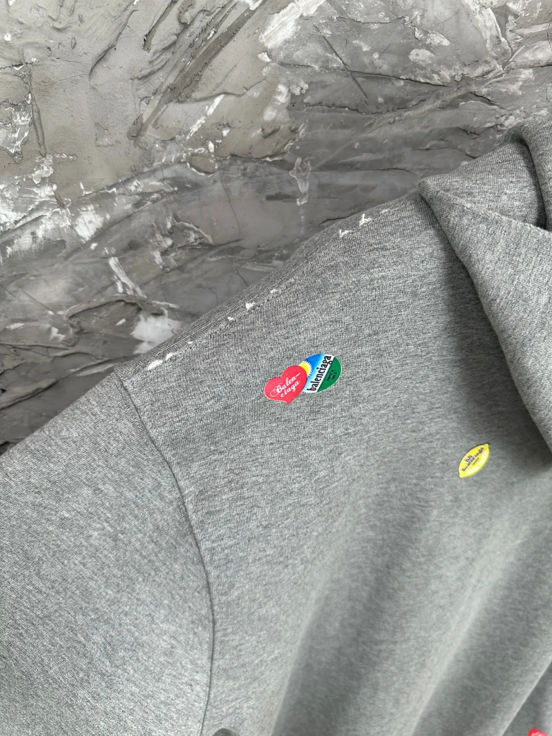 🅿️450 - BALENCI*GA Paris fruit pattern Vintage hooded zipper sweatshirt. Growth positioning fixed point computer spray printing and embossing. Manual master positioning and fixed point grinding. Customized matching hardware. Clear letters. Three-dimensional effect. Exclusive pattern matching, custom weaving and dyeing 460g fabric. Threads are dyed in the same cylinder with zero color difference. Brick cabinet synchronization. Welcome to compare. Same style for men and women -Color: gray pink -SIZE: Xs S M L Style number 8979#