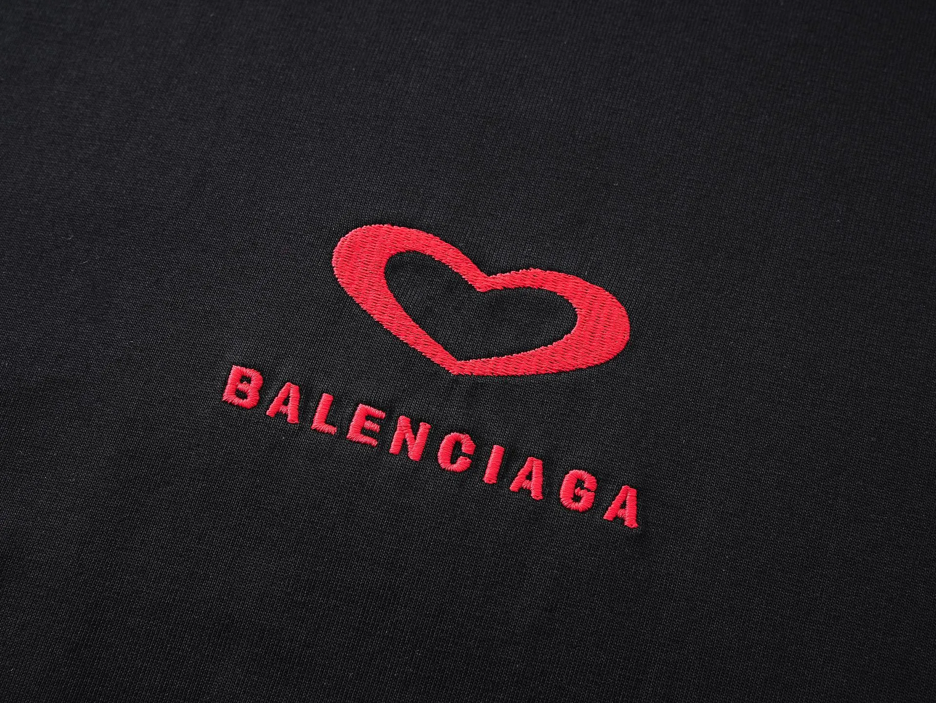 🅿️186 real photos [Top version. Official website quality] BALENCI*GA/Paris. SS25 latest model, Paris Chinese Valentine's Day limited edition, short-sleeved T-shirt with love LOGO embroidery on the front and love LOGO printing on the back. Brick cabinet synchronization. Genuine product developed at the first time, welcome to compare! The fabric is made of Paris ZP custom-woven and dyed cotton double yarn. Weighing 260 grams, the cloth surface is clean. The cloth pattern is clear, soft and comfortable. The threads are dyed with no color difference. The embroidery is done using imported Tajima embroidery machines. The printing uses environmentally friendly imported rubber paddles. The letters are clear and the effect is three-dimensional. The version adopts OS loose shoulder design. Same style for men and women. Code: BL253721 Color: black, red, pink, off-white Size: XS S M L