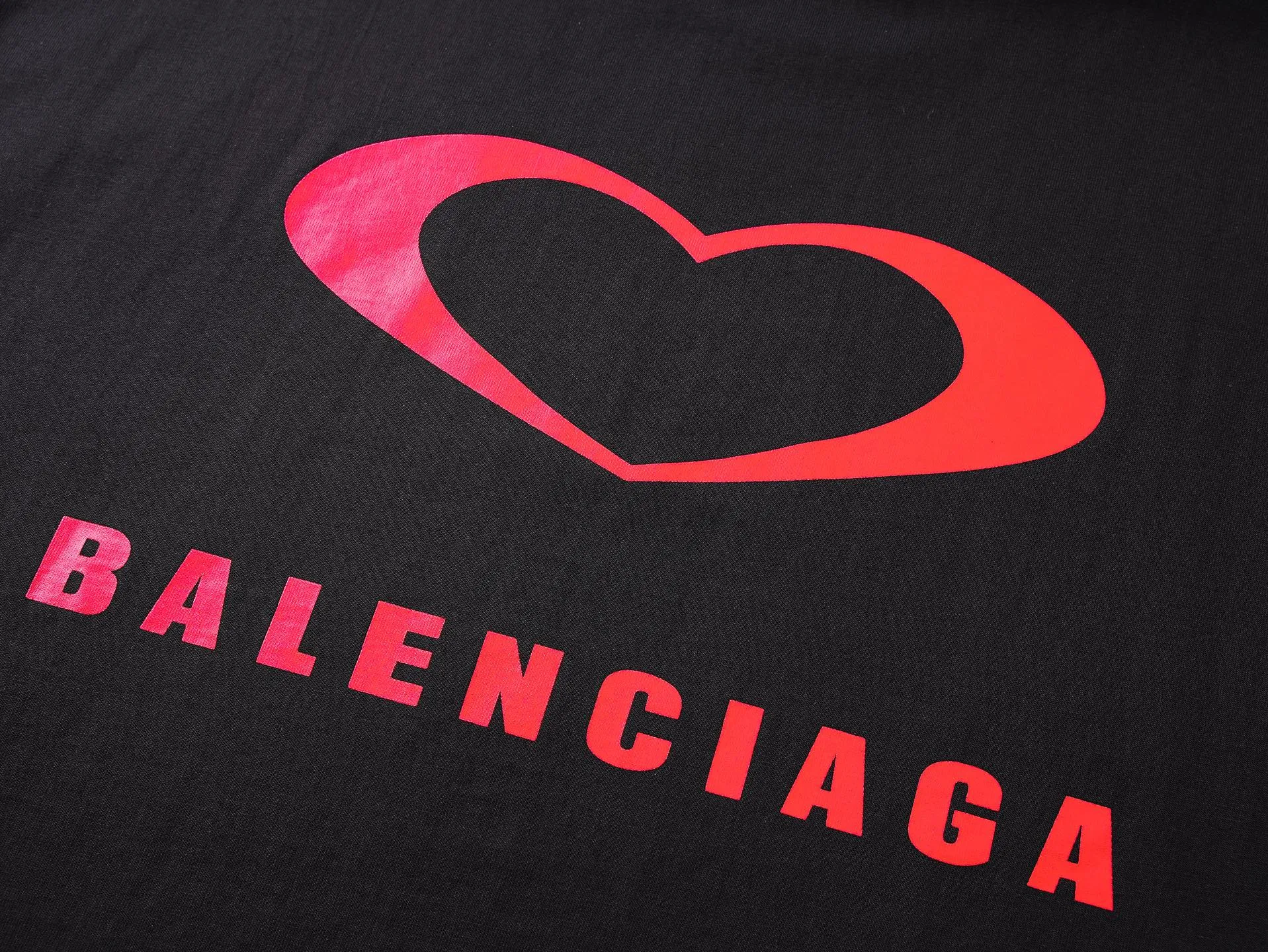 🅿️186 real photos [Top version. Official website quality] BALENCI*GA/Paris. SS25 latest model, Paris Chinese Valentine's Day limited edition, short-sleeved T-shirt with love LOGO embroidery on the front and love LOGO printing on the back. Brick cabinet synchronization. Genuine product developed at the first time, welcome to compare! The fabric is made of Paris ZP custom-woven and dyed cotton double yarn. Weighing 260 grams, the cloth surface is clean. The cloth pattern is clear, soft and comfortable. The threads are dyed with no color difference. The embroidery is done using imported Tajima embroidery machines. The printing uses environmentally friendly imported rubber paddles. The letters are clear and the effect is three-dimensional. The version adopts OS loose shoulder design. Same style for men and women. Code: BL253721 Color: black, red, pink, off-white Size: XS S M L