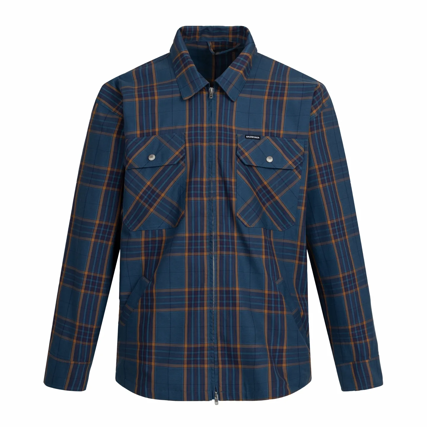 🅿️810 BLCG 25SS Blue Style Zippered Shirt Combining the delicate feel of jacquard fabric, the heavy feel of the double-layer structure and the functional feel of the zipper snap button, this item cleverly blurs the boundaries between shirts, jackets and lightweight coats. It not only retains the shape of a shirt, but also has the practical attributes of a jacket, making it very suitable as an outer layer in spring and autumn or as an inner layer in winter. Using double-layer composite jacquard technology, functional cotton yarns are three-dimensionally woven through an electronic jacquard machine. The plaid pattern is formed at once through the precise interweaving of warp and weft yarns during the weaving process, forming a permanent three-dimensional texture. The double-layer structure not only gives the fabric excellent stiffness and warmth retention properties, but also achieves temperature regulation through the air layer principle. Innovatively adopts the composite design of box-style straight cut and full zipper placket system. The straight hem provides a modern silhouette and ample layering space, while precision zippers replace traditional buttons, which not only enhances wind resistance but also creates smooth visual lines. The shoulders and armholes are three-dimensionally cut to ensure optimal freedom of movement despite the loose silhouette. The chest logo uses a jacquard letter logo to ensure the unity of decoration and function; the engraved four-button system is distributed on the cuffs, pockets and other locations to provide a precise closing experience; all seam interfaces have been strengthened to significantly enhance the durability and professional quality of the item. Size:XS-S-M-L