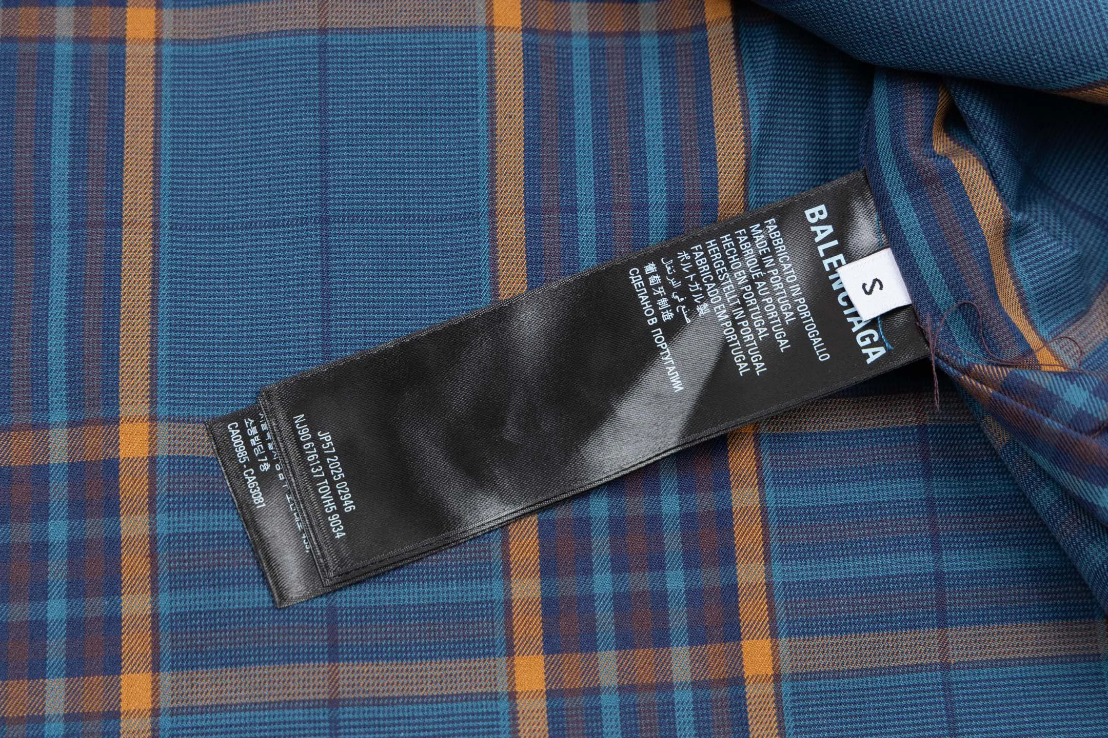 🅿️810 BLCG 25SS Blue Style Zippered Shirt Combining the delicate feel of jacquard fabric, the heavy feel of the double-layer structure and the functional feel of the zipper snap button, this item cleverly blurs the boundaries between shirts, jackets and lightweight coats. It not only retains the shape of a shirt, but also has the practical attributes of a jacket, making it very suitable as an outer layer in spring and autumn or as an inner layer in winter. Using double-layer composite jacquard technology, functional cotton yarns are three-dimensionally woven through an electronic jacquard machine. The plaid pattern is formed at once through the precise interweaving of warp and weft yarns during the weaving process, forming a permanent three-dimensional texture. The double-layer structure not only gives the fabric excellent stiffness and warmth retention properties, but also achieves temperature regulation through the air layer principle. Innovatively adopts the composite design of box-style straight cut and full zipper placket system. The straight hem provides a modern silhouette and ample layering space, while precision zippers replace traditional buttons, which not only enhances wind resistance but also creates smooth visual lines. The shoulders and armholes are three-dimensionally cut to ensure optimal freedom of movement despite the loose silhouette. The chest logo uses a jacquard letter logo to ensure the unity of decoration and function; the engraved four-button system is distributed on the cuffs, pockets and other locations to provide a precise closing experience; all seam interfaces have been strengthened to significantly enhance the durability and professional quality of the item. Size:XS-S-M-L